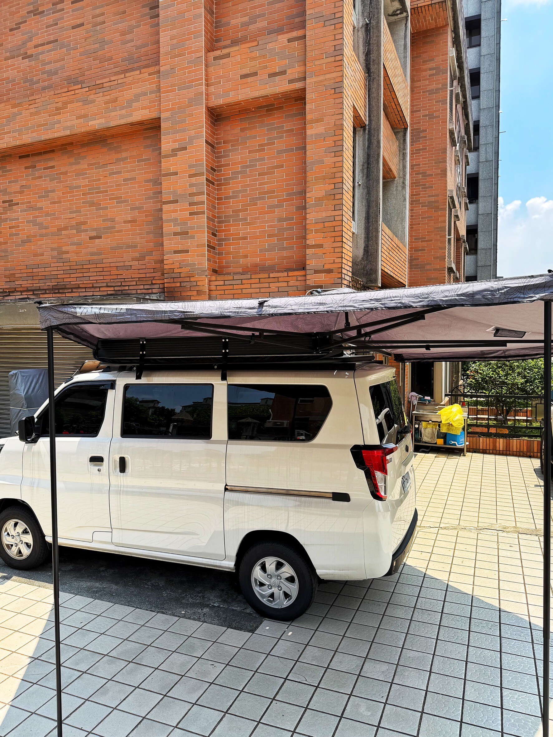 unrv.台灣專業安裝 J Space YAKIMA OverNOut 270 車邊帳