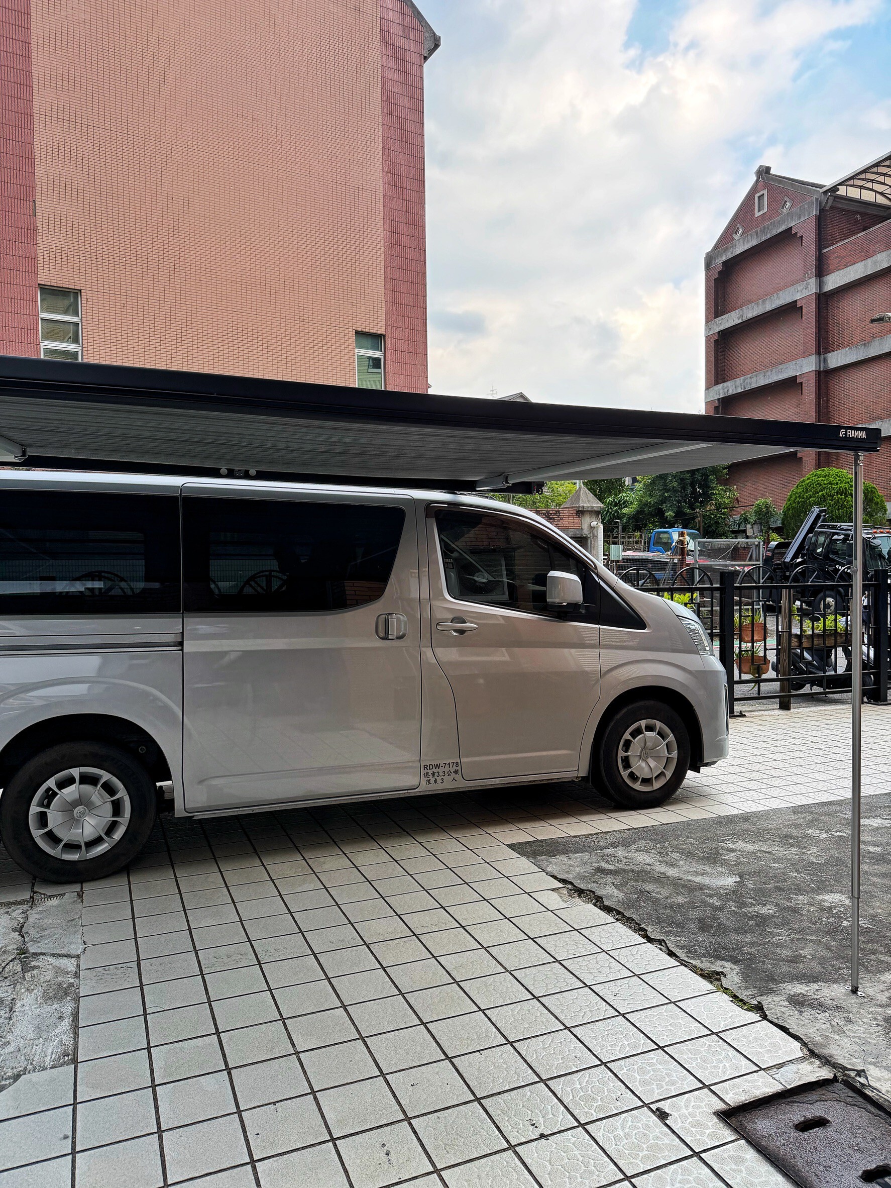 Toyota Hiace 露營車泊搭配 FIAMMA F45S 350 車邊帳