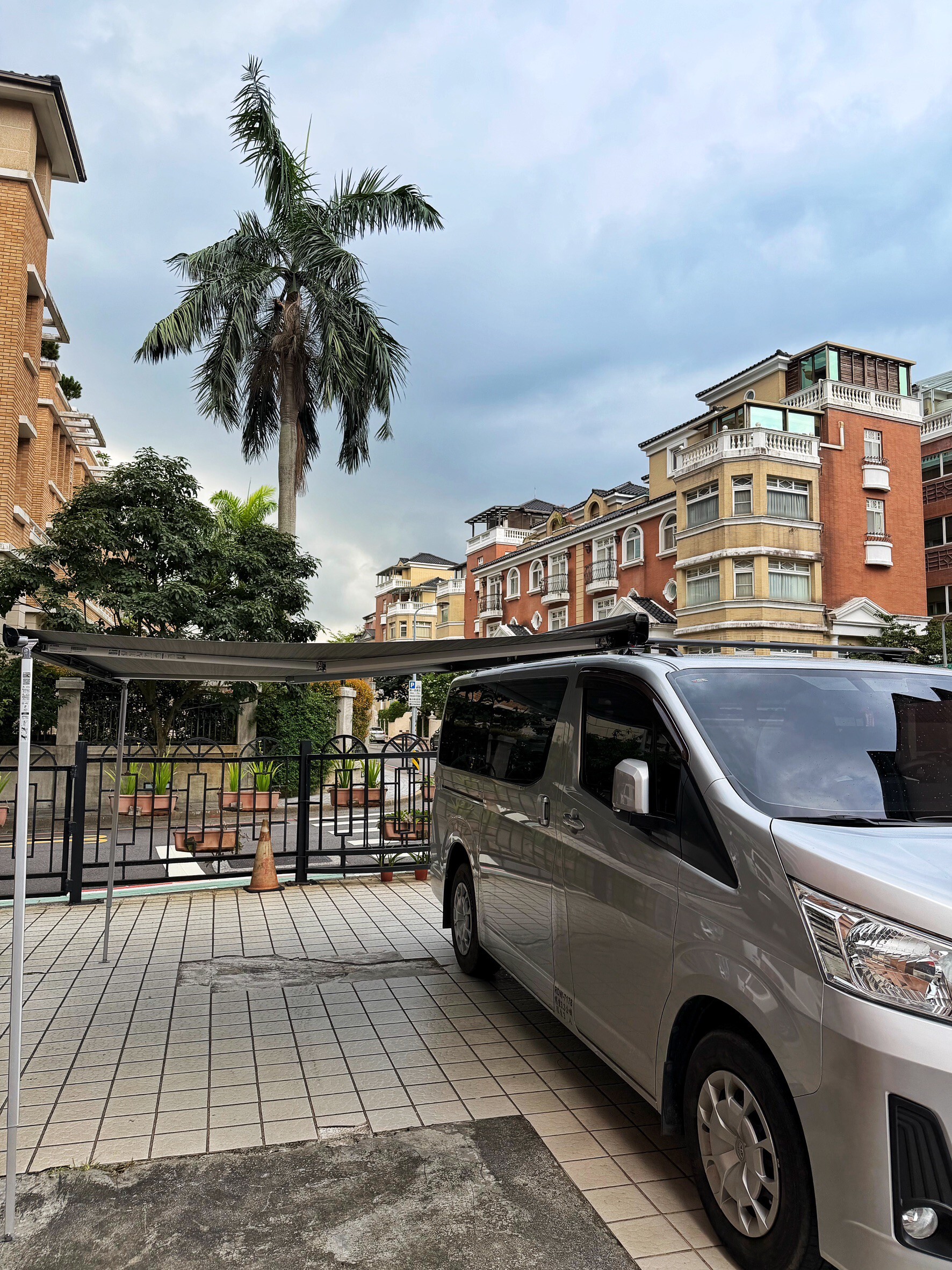 Toyota Hiace 戶外旅行露營車邊帳安裝案例