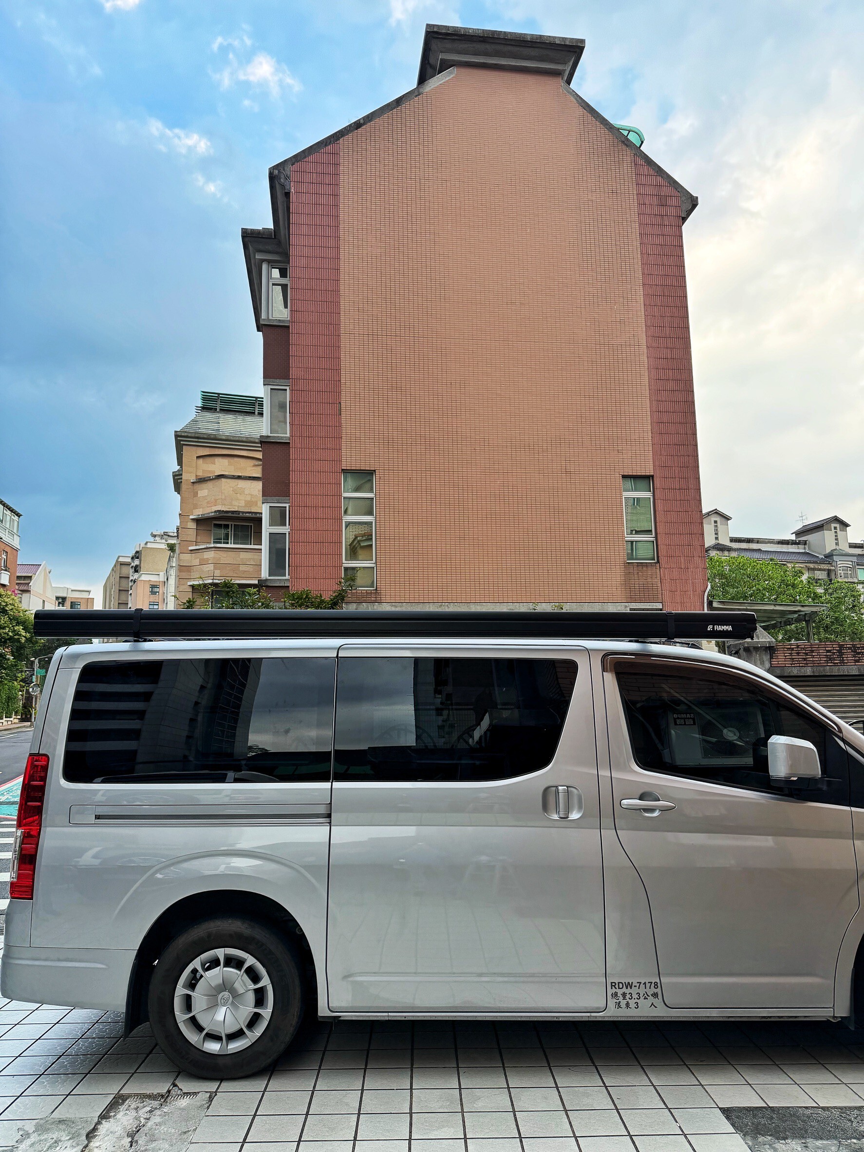 Toyota Hiace 安裝 FIAMMA F45S 350 車邊帳｜unrv.台灣專業安裝