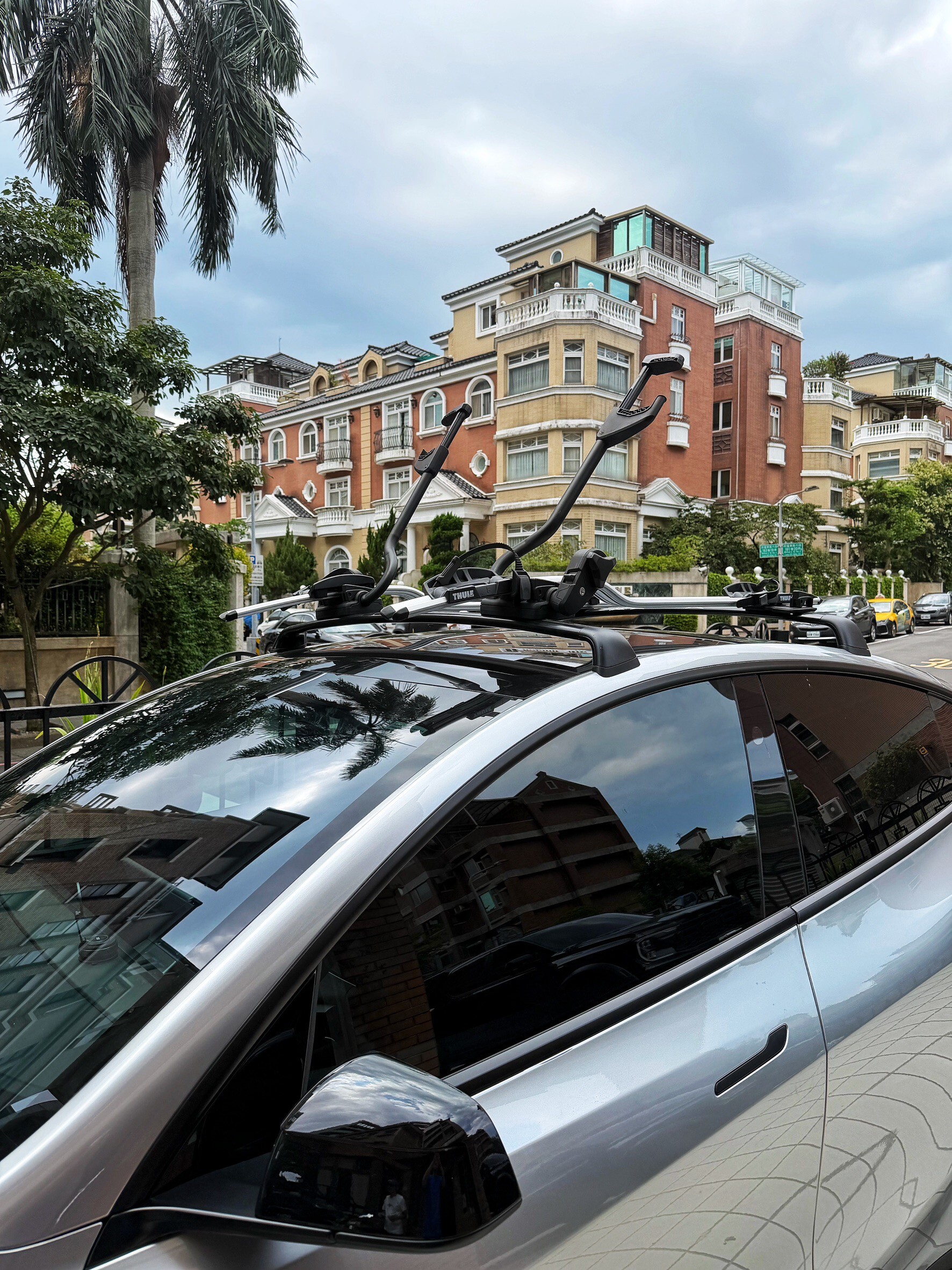 Tesla Model Y THULE ProRide 598 車頂單車架實裝案例