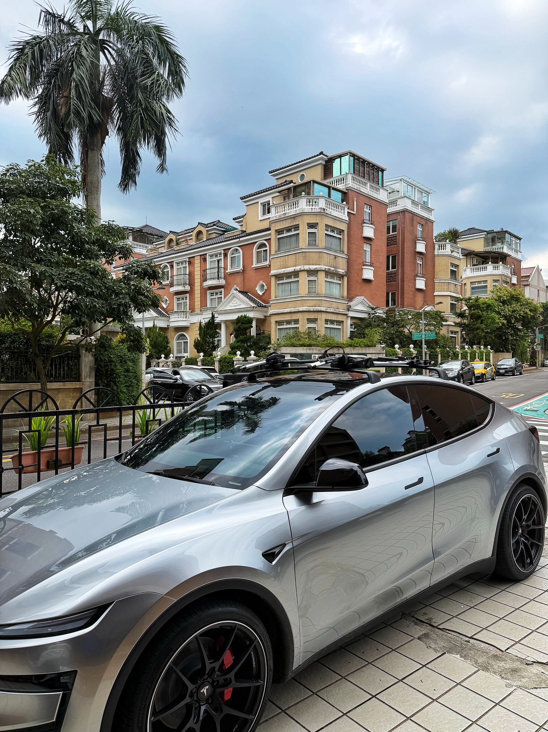 Tesla Model Y 安裝 THULE ProRide 598B / 598 車頂單車架｜unrv.台灣專業安裝
