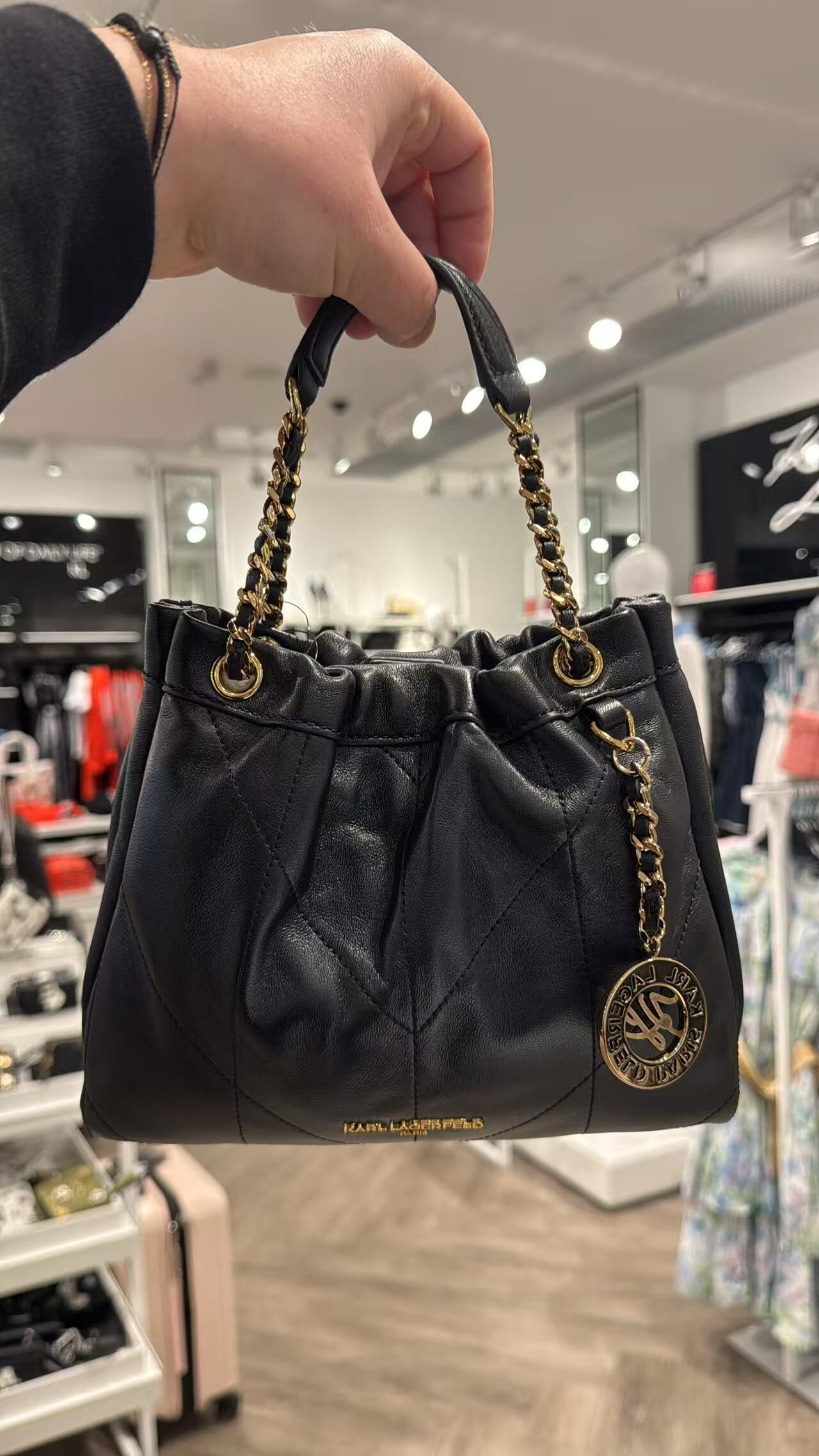 【預購】KARL LAGERFELD PARIS H071851 Amandine 水桶包 (黑色)