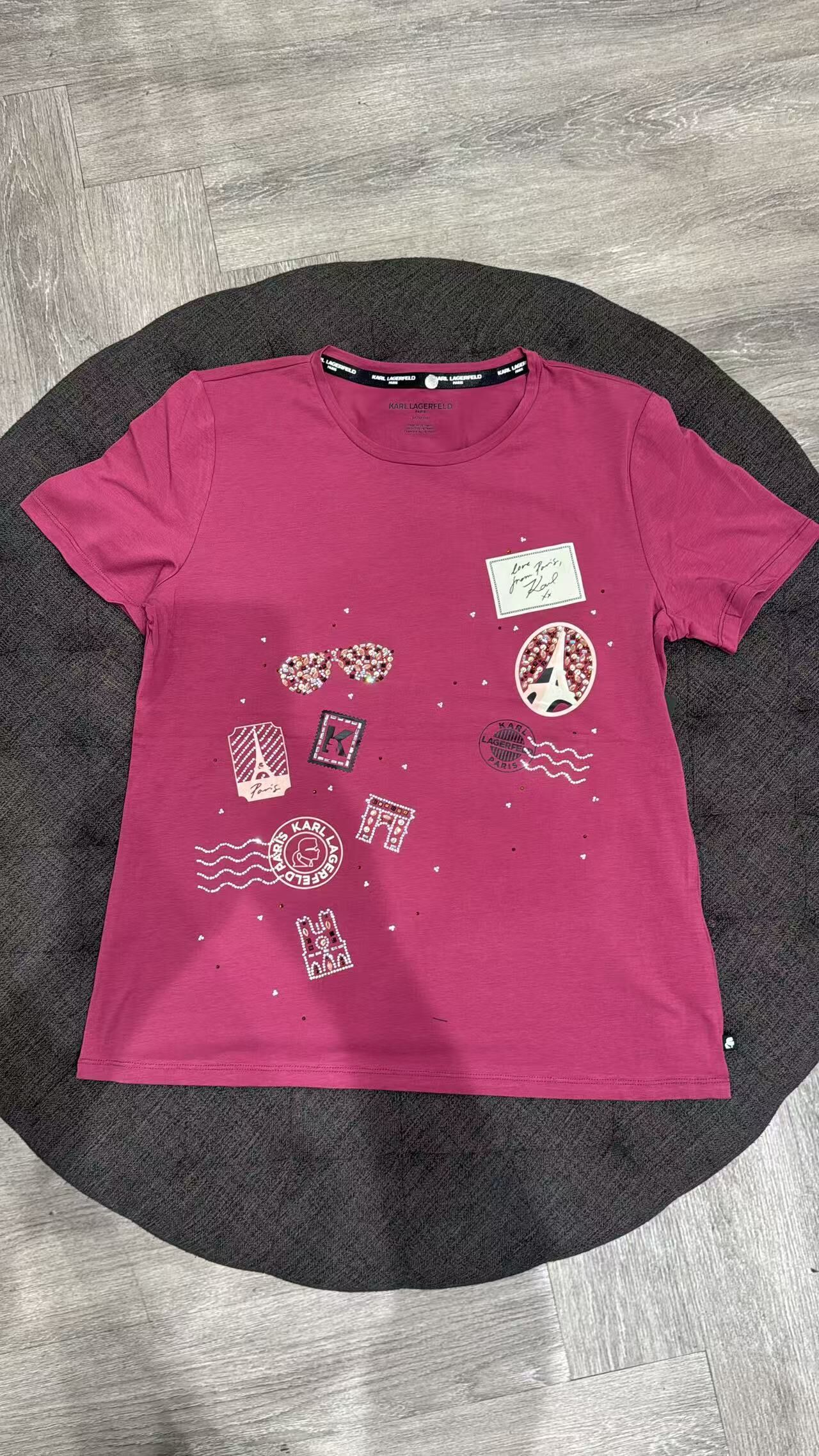 【預購】KARL LAGERFELD PARIS H071860 女裝巴黎印章短袖上衣 (深桃紅)