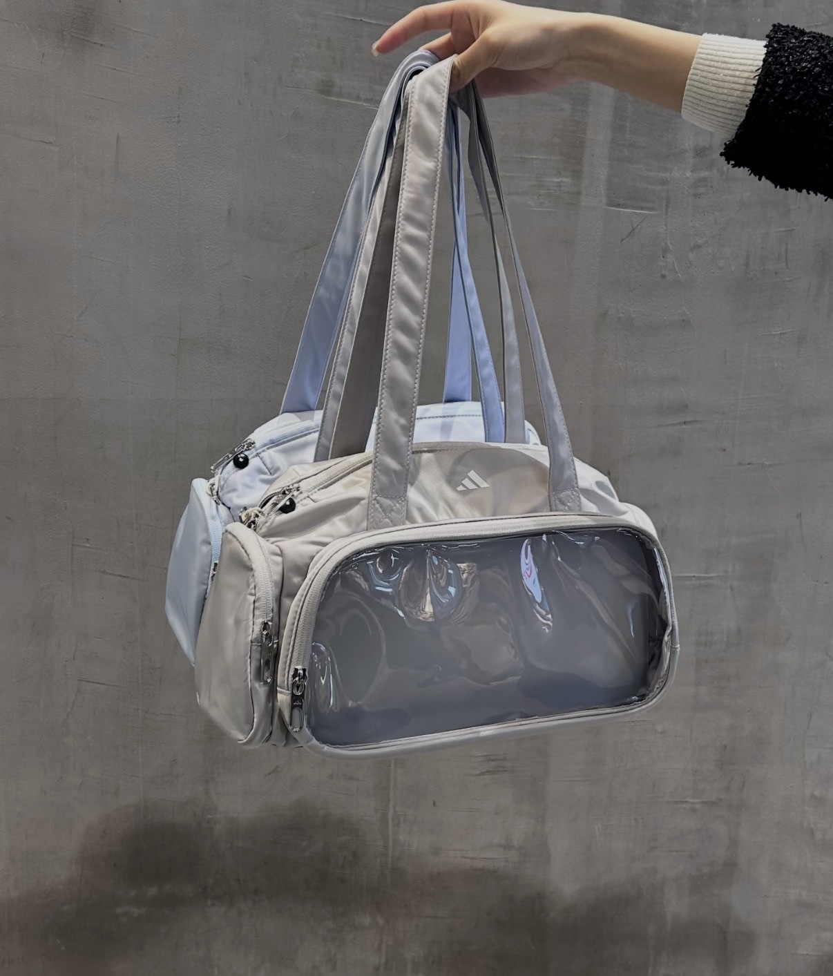 <夏日百搭包🩶🩵>追星必備!! ADIDAS  新款透明單肩包11L  痛包 娃包 兩色 奶藍 銀灰