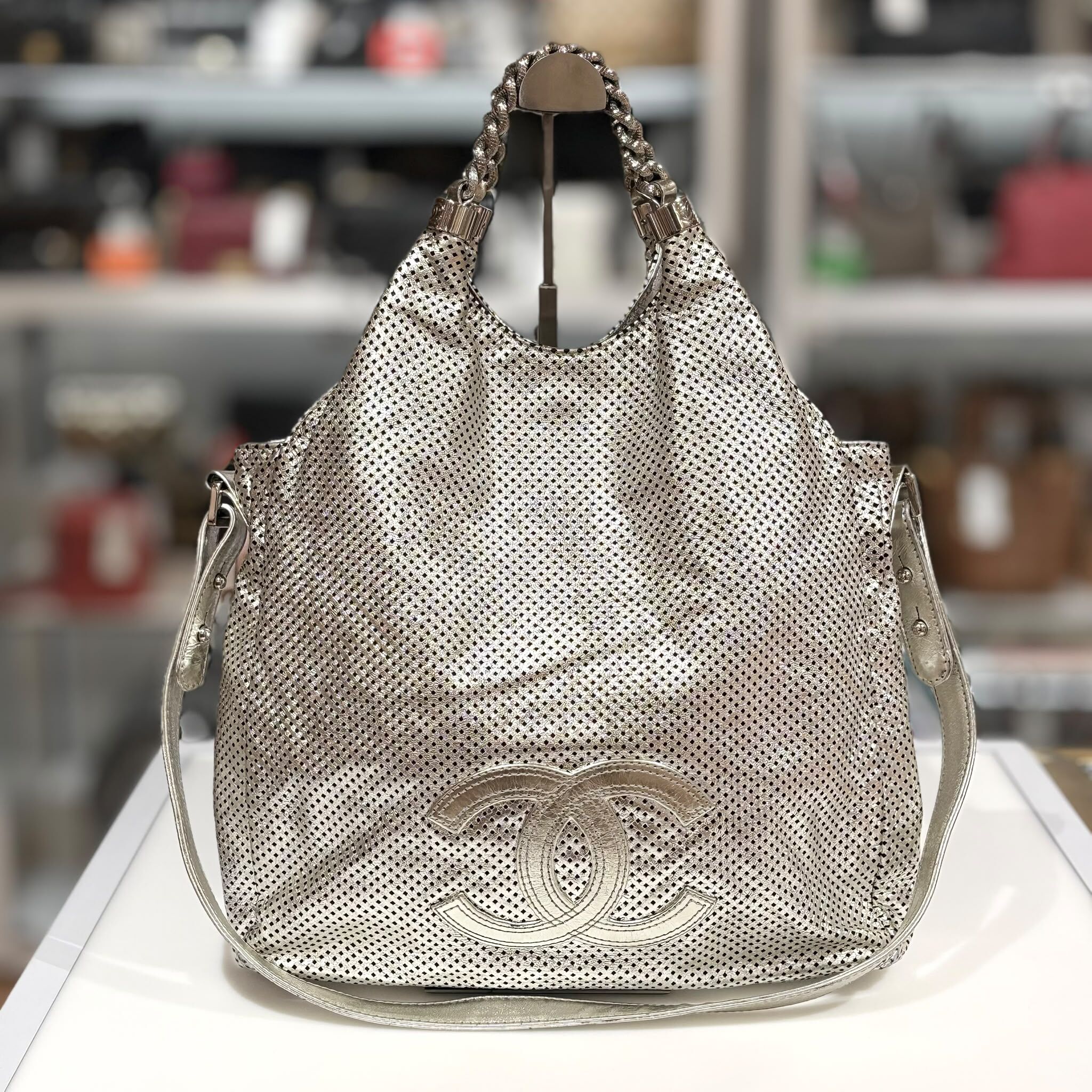 95%NEW二手Chanel 斜背包,Rodeo Drive Hobo Bag , 鏤空洞洞閃銀色金屬感小牛皮 @12開 #香榭站正品