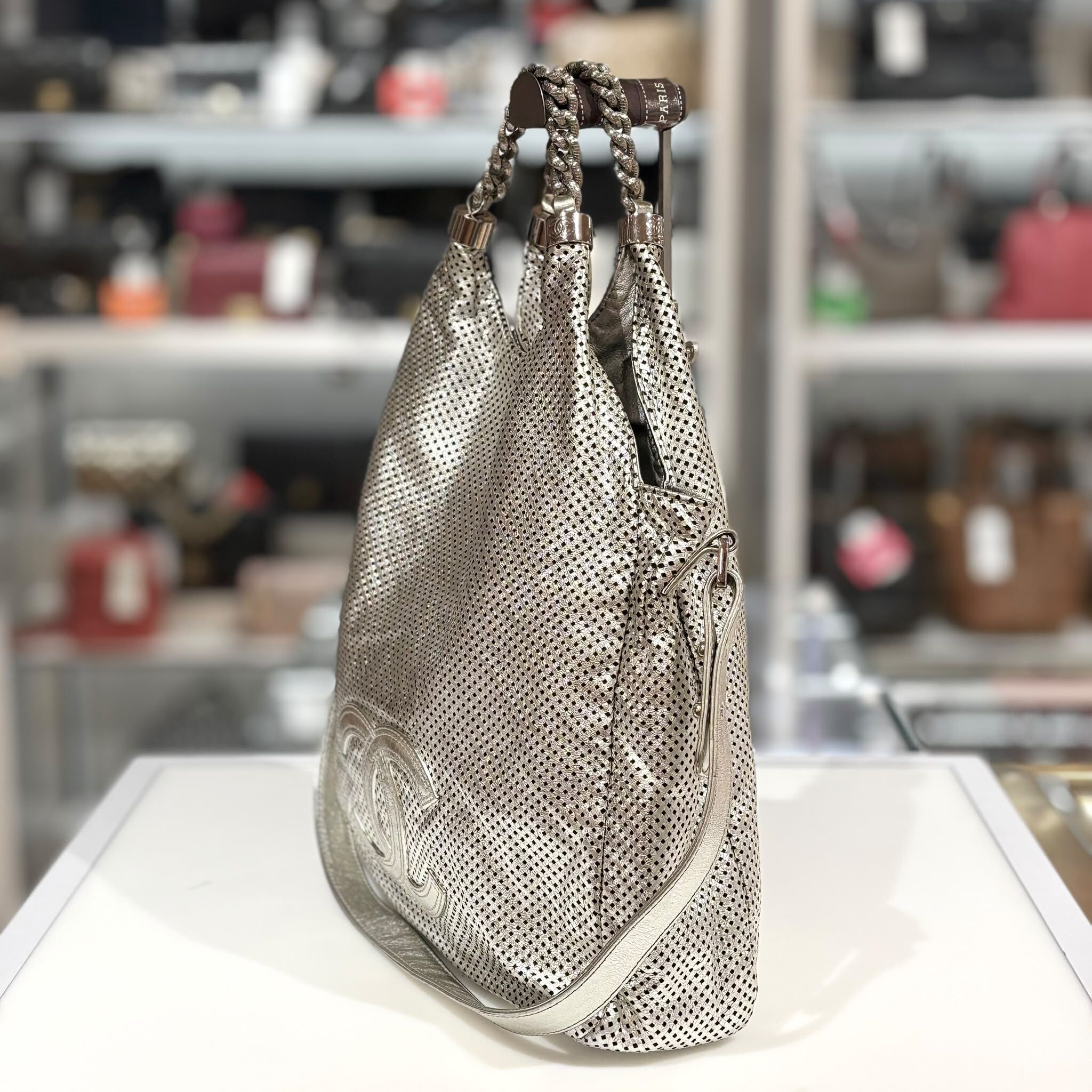 95%NEW二手Chanel 斜背包,Rodeo Drive Hobo Bag , 鏤空洞洞閃銀色金屬感小牛皮 @12開 #香榭站正品