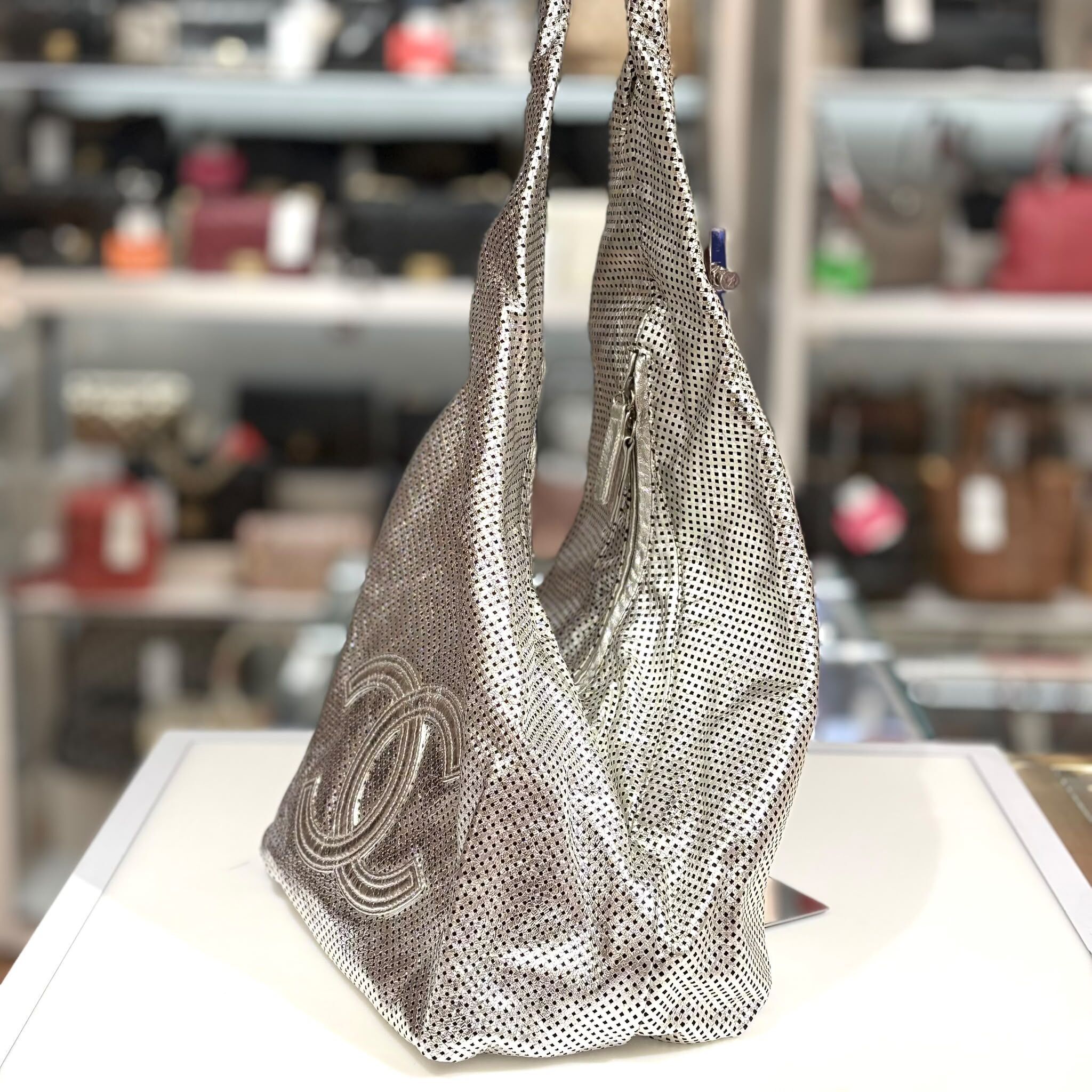 99%NEW二手CHANEL流浪包, Rodeo Drive Hobo Bag, 鏤空洞洞閃銀色金屬感小牛皮, @12開 #香榭站正品