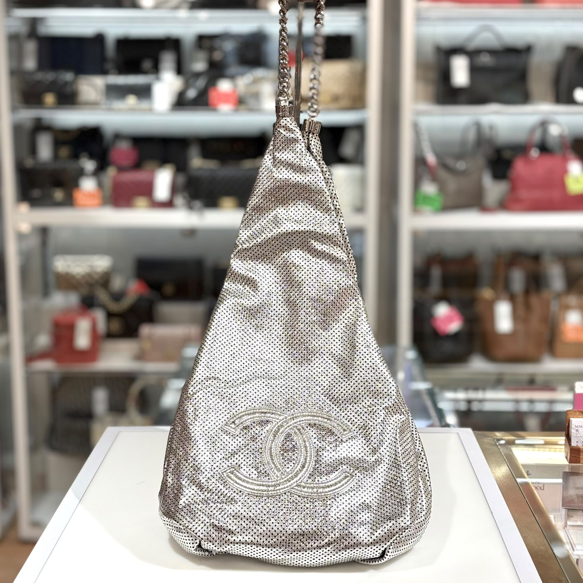 99%NEW二手CHANEL流浪包, Rodeo Drive Hobo Bag, 鏤空洞洞閃銀色金屬感小牛皮, @12開 #香榭站正品