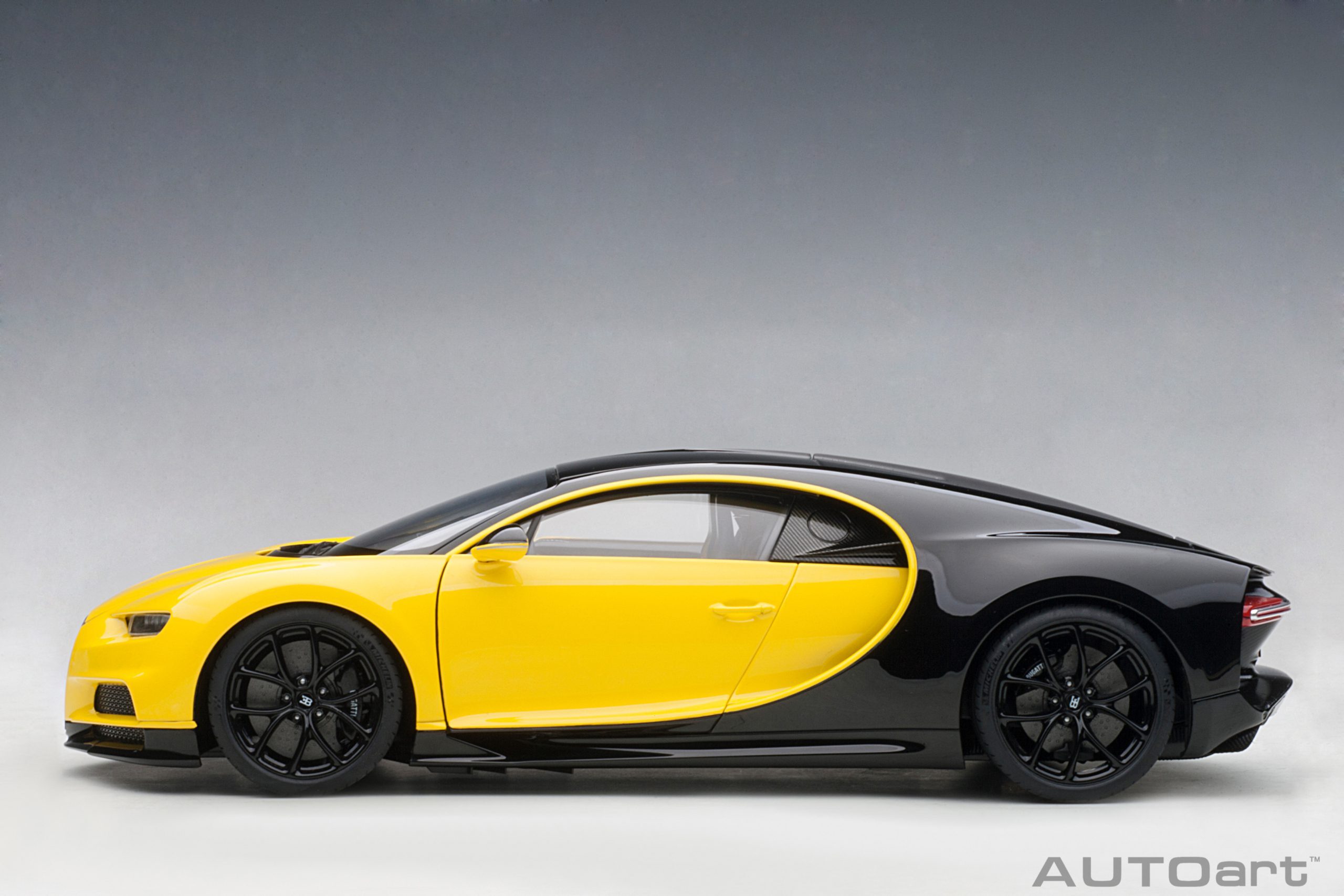 1/18 AUTOART Bugatti Chiron (Jaune Molsheim/Nocturne Black) (70994)