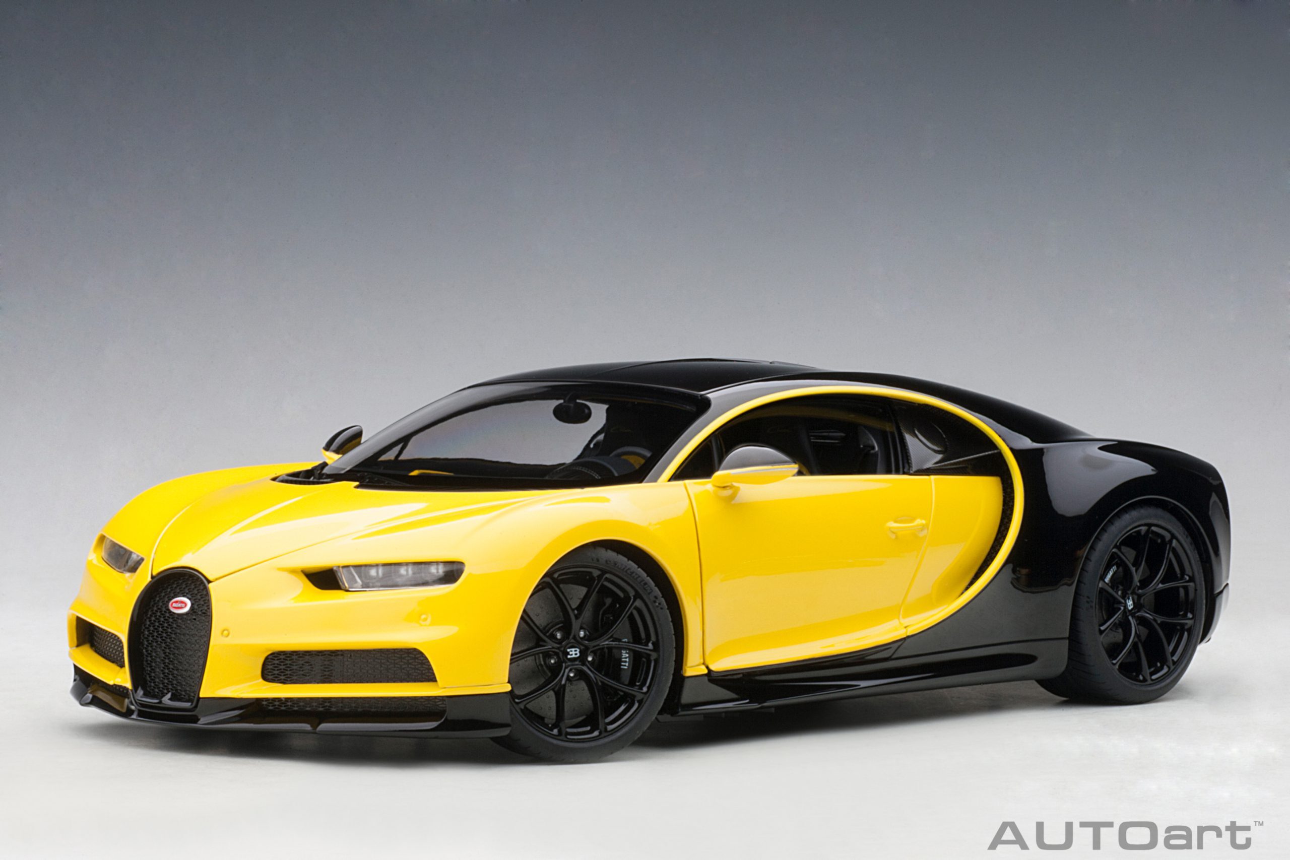 1/18 AUTOART Bugatti Chiron (Jaune Molsheim/Nocturne Black) (70994)