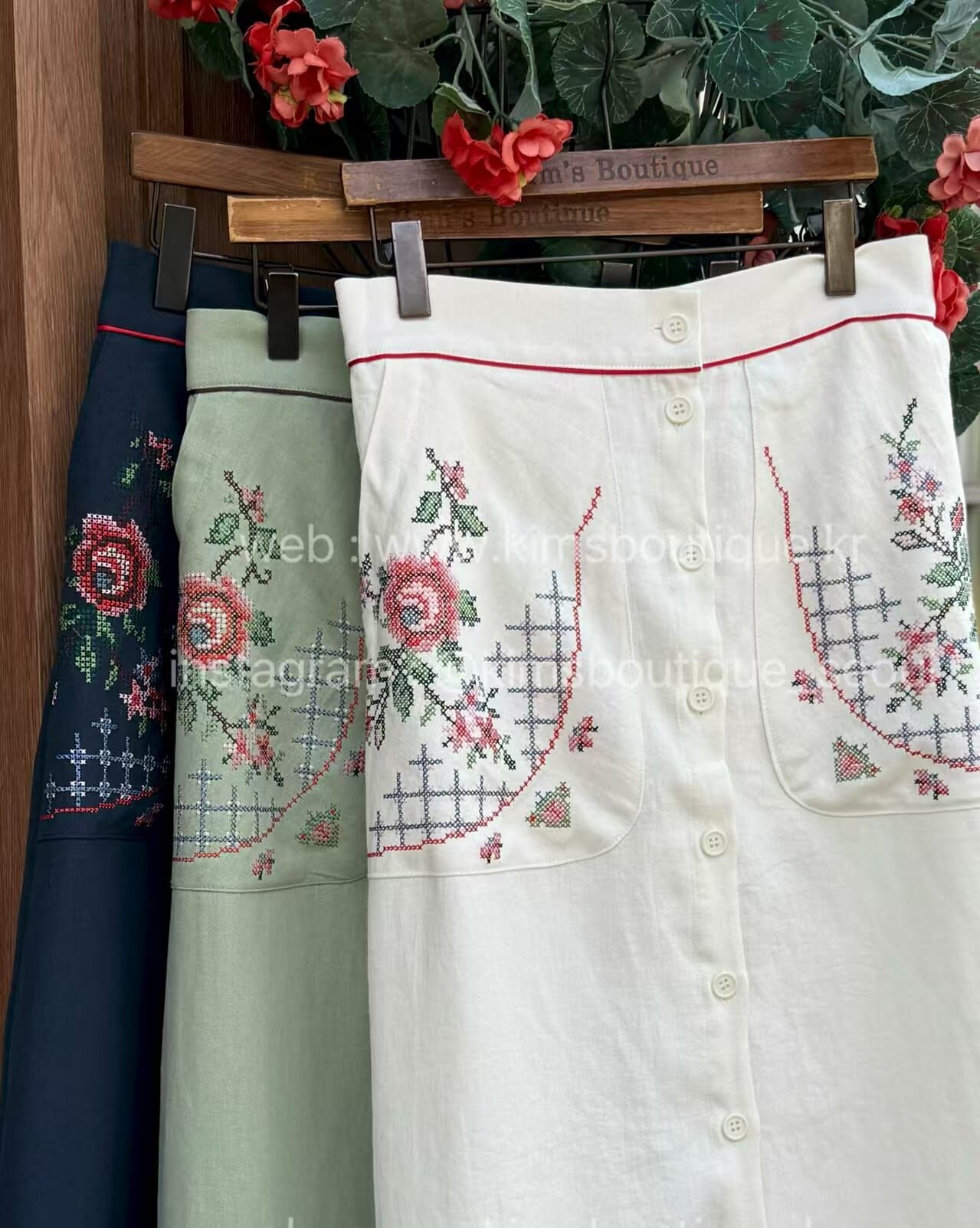 KM6422 十字刺繡紅色滾邊半長裙