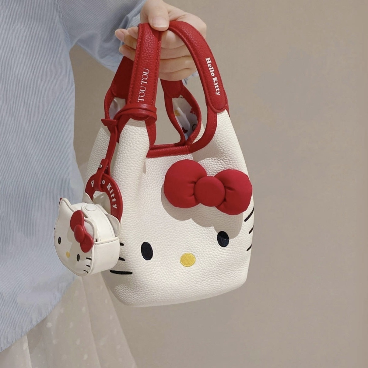 <單顆免運> TOUTOU x三麗鷗Hello kitty 菜籃子 水桶包 斜背包 附贈耳機小包💕