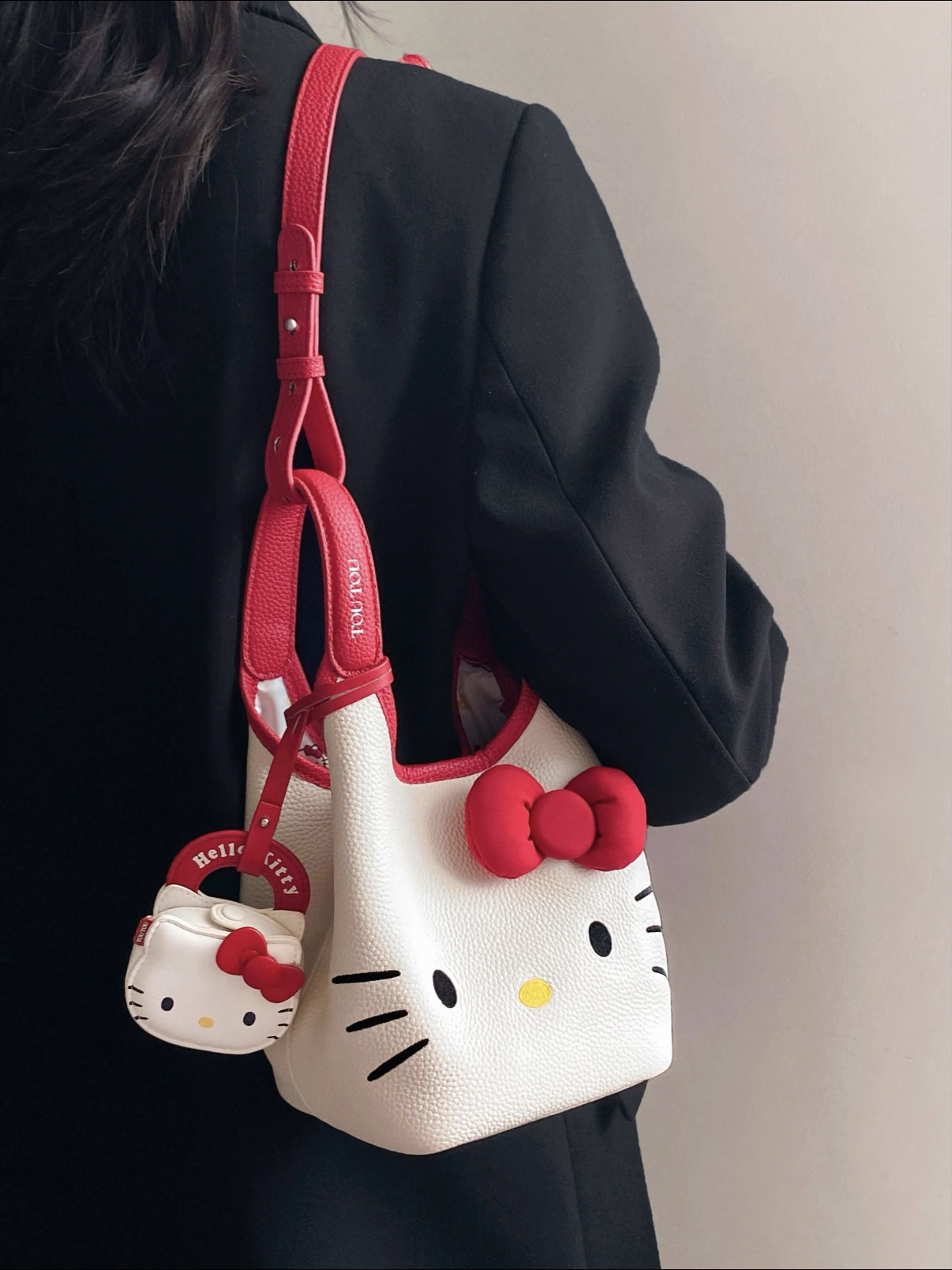 <單顆免運> TOUTOU x三麗鷗Hello kitty 菜籃子 水桶包 斜背包 附贈耳機小包💕