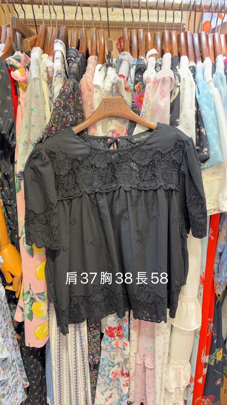 KM6437 勾花蕾絲拼接百褶上衣