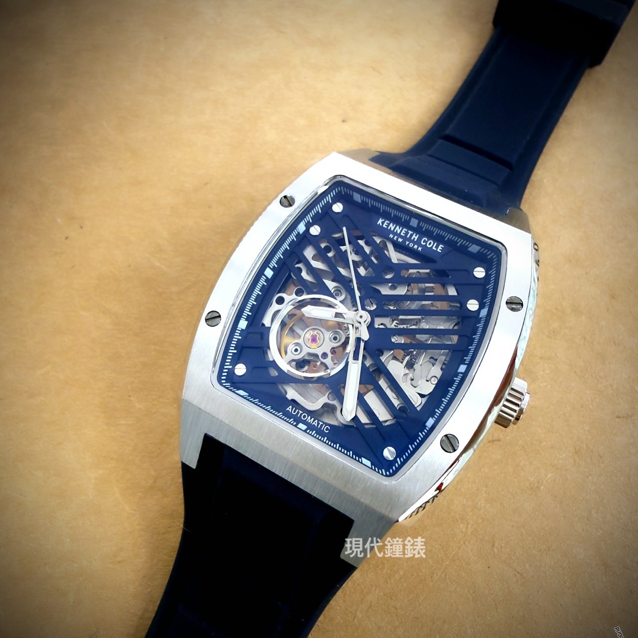 【KENNETH COLE】酒桶型透視鏤空機械紳士腕錶 KCWGZ0046101 40mm 現代鐘錶