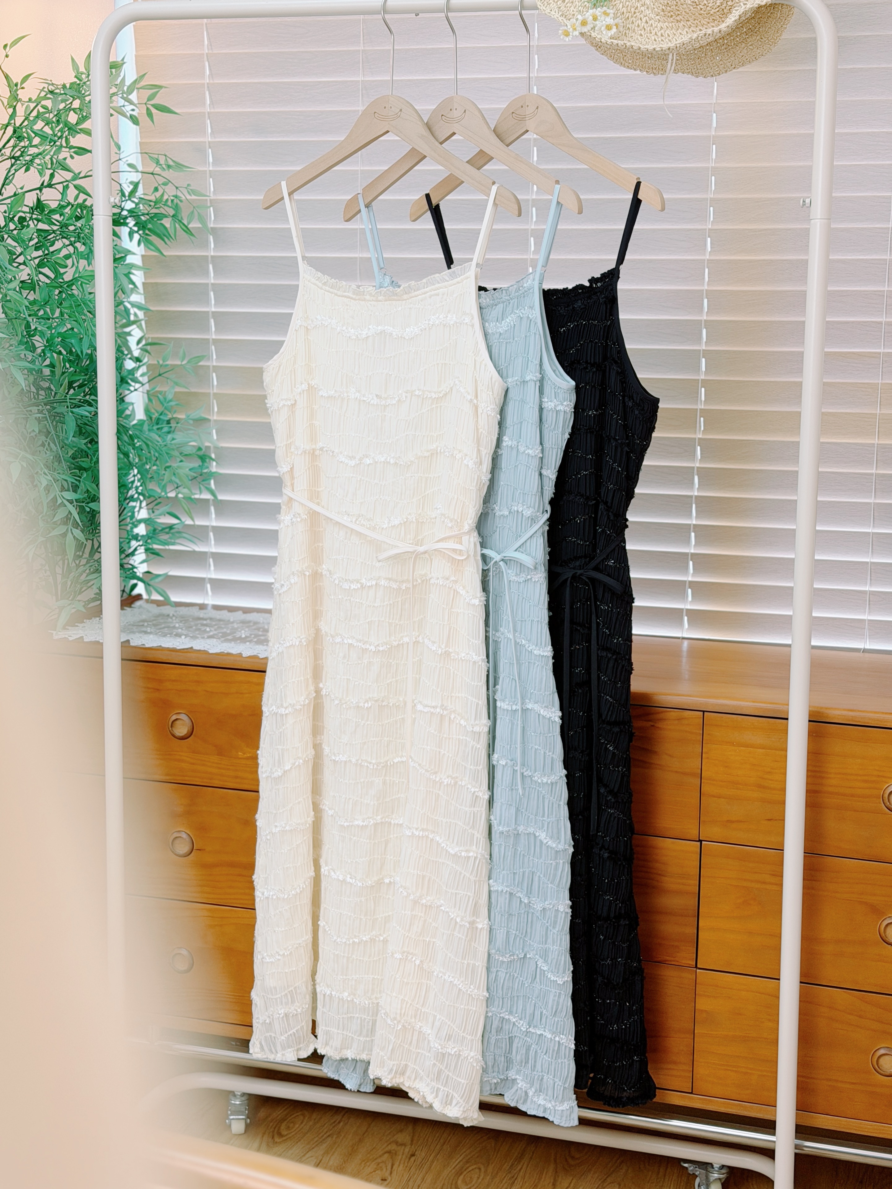 三色 / 浮雕星閃皺褶連身裙 / Shimmer Plissé Slip Dress
