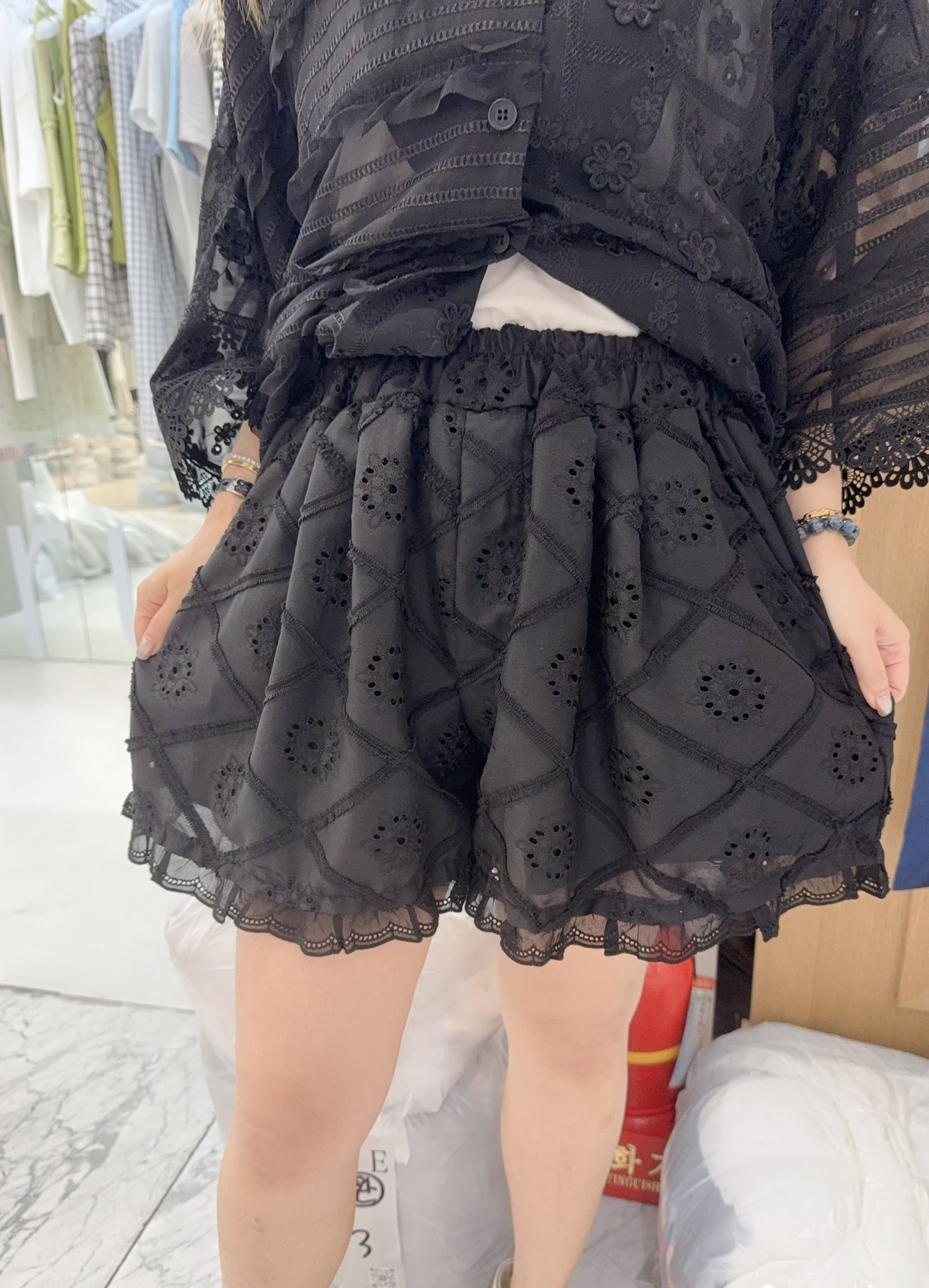 VN02   高質橡根LACE褲    腰24-41   長 15.5  HIP47    $299(一口價)