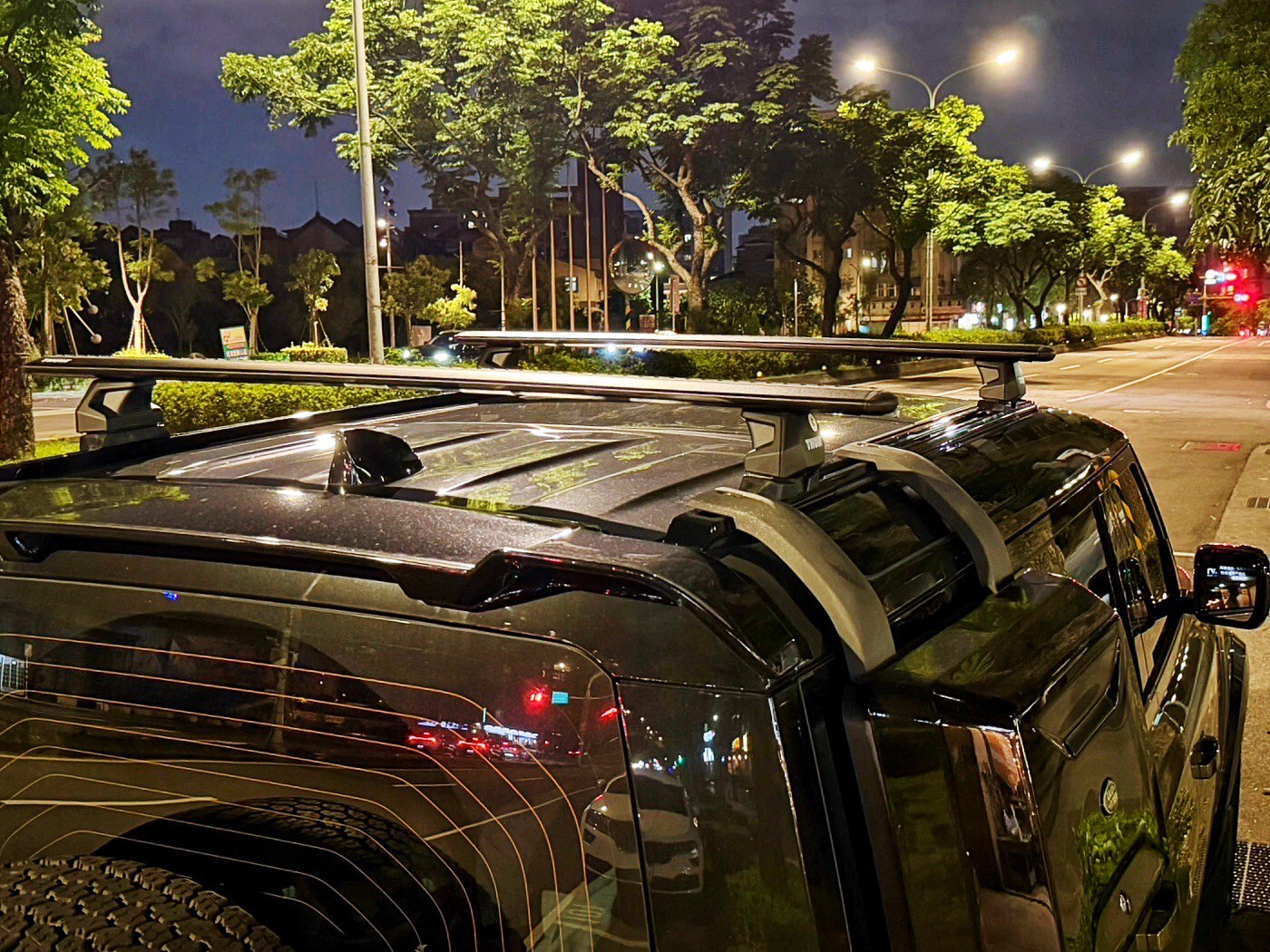 Defender 車頂架整合車頂箱與露營裝備