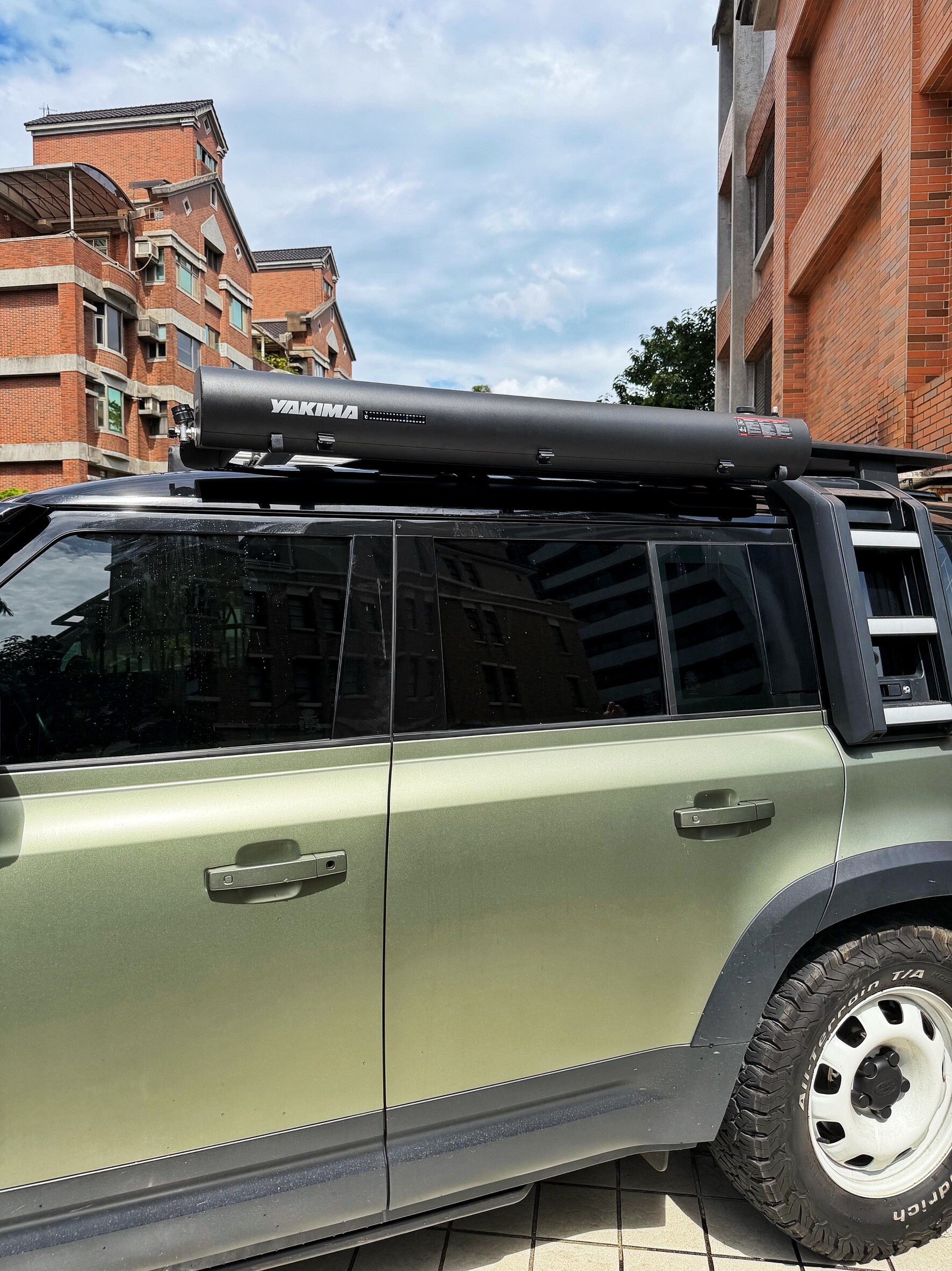 YAKIMA RoadShower 10G 加壓儲水器搭配 Defender 車頂架