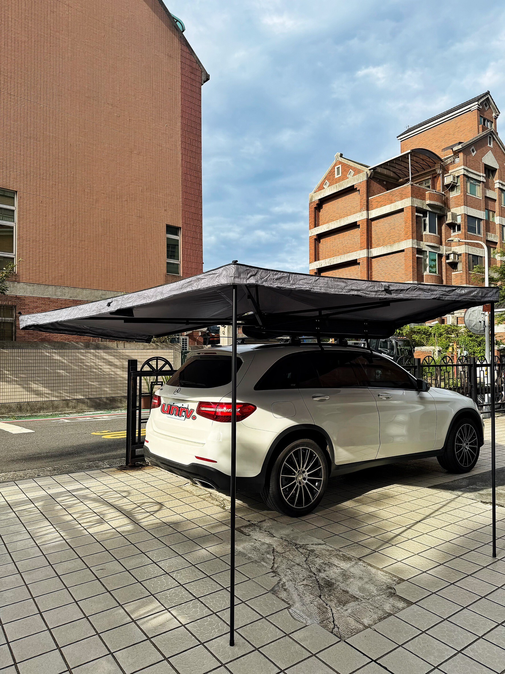 YAKIMA OverNOut 270 vehicle awning installed on Mercedes-Benz GLC