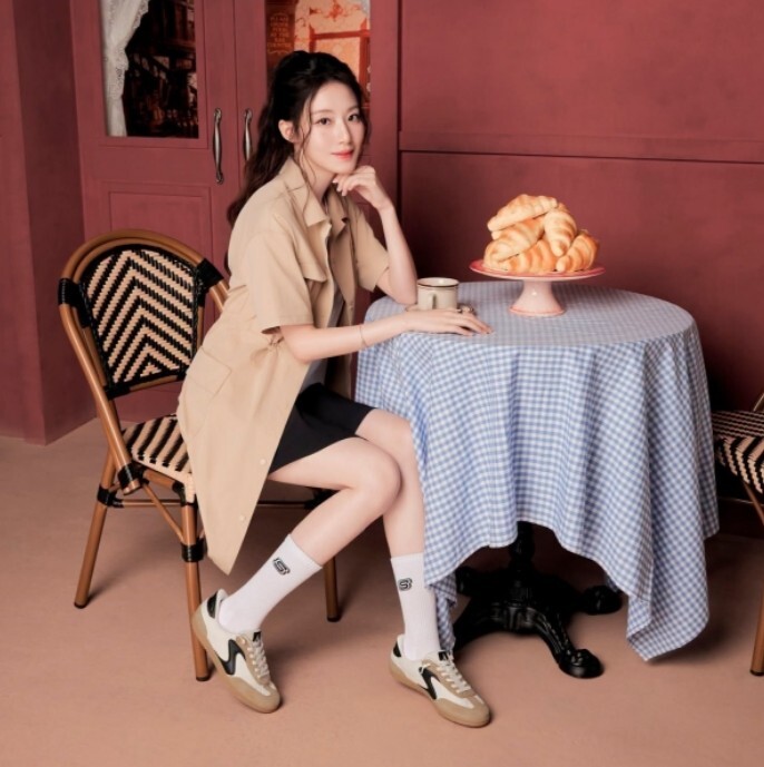 SKECHERS 休閒鞋 HOTSHOT 奶茶色 寬楦 瞬穿 免鞋帶 德訓鞋 女 185329WNTBK