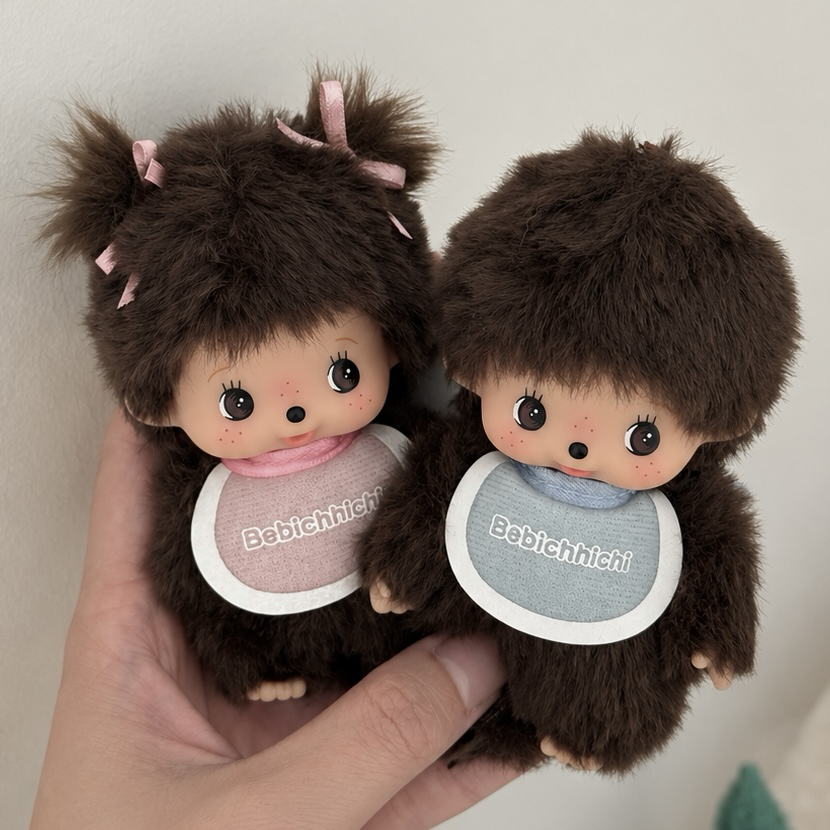 （預購）Monchhichi 蒙奇奇baby圍兜兜吊飾 寶寶 掛件