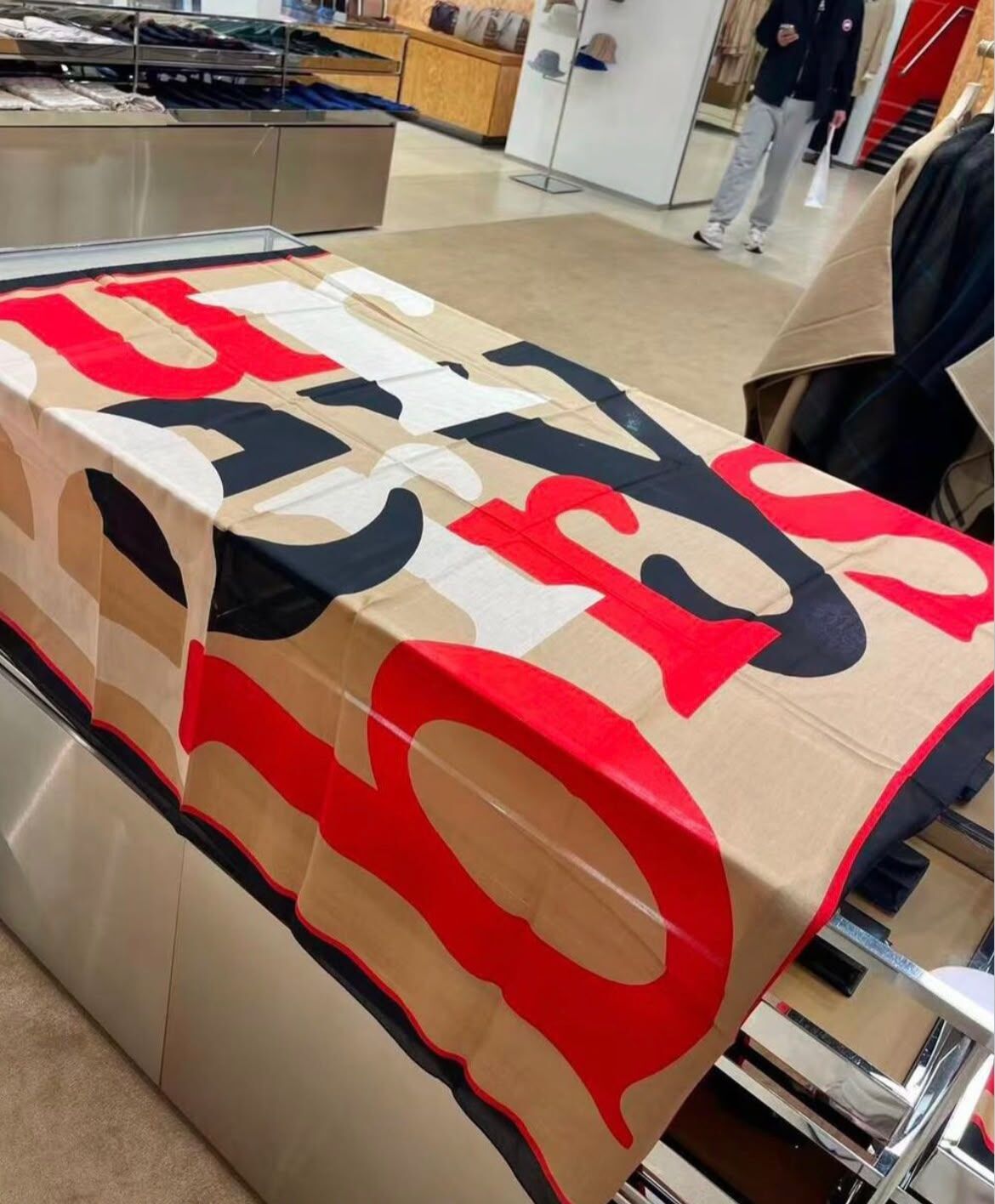 【預購】Burberry H0717529  經典字母印花圍巾
