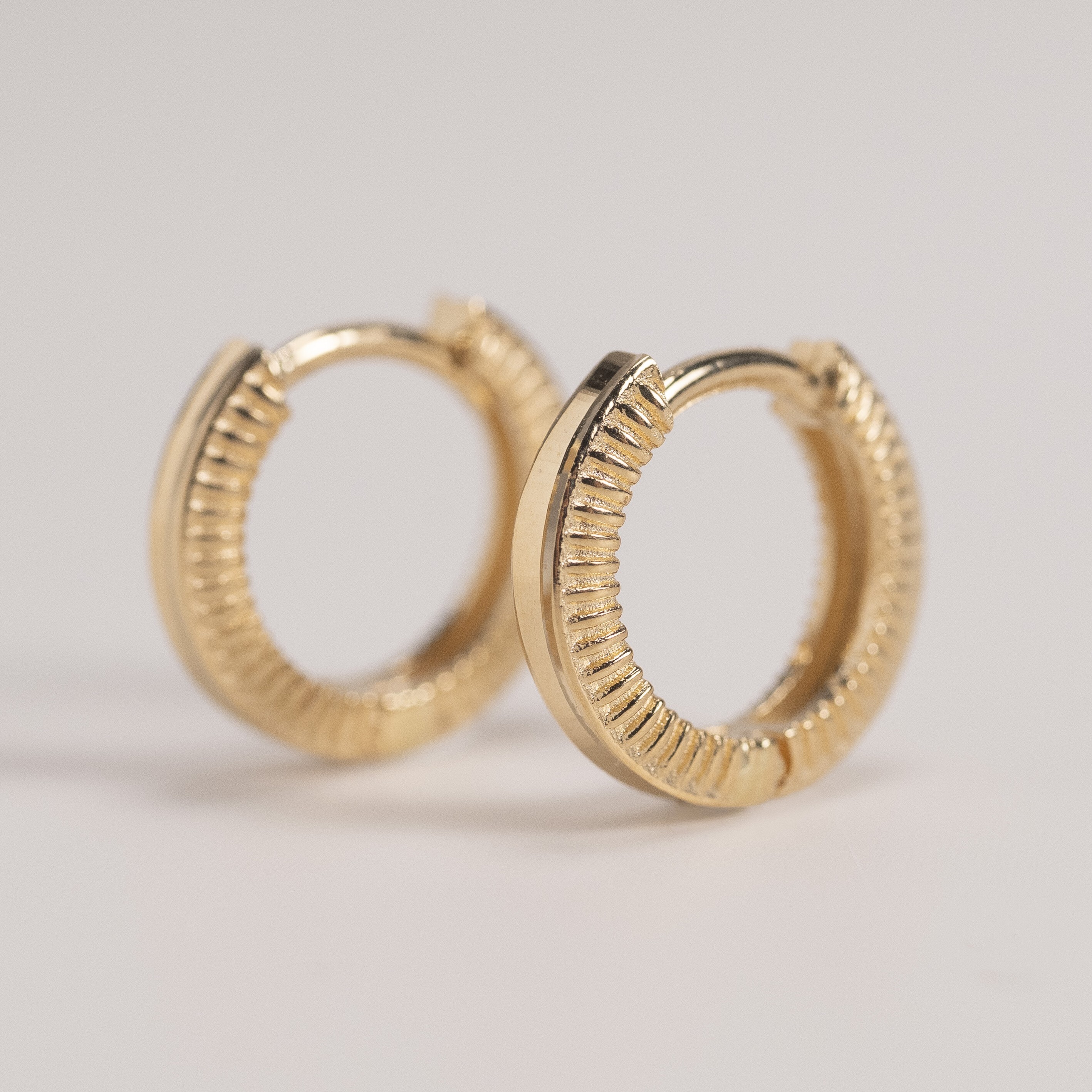 18K Grooved Huggie Hoop 耳環