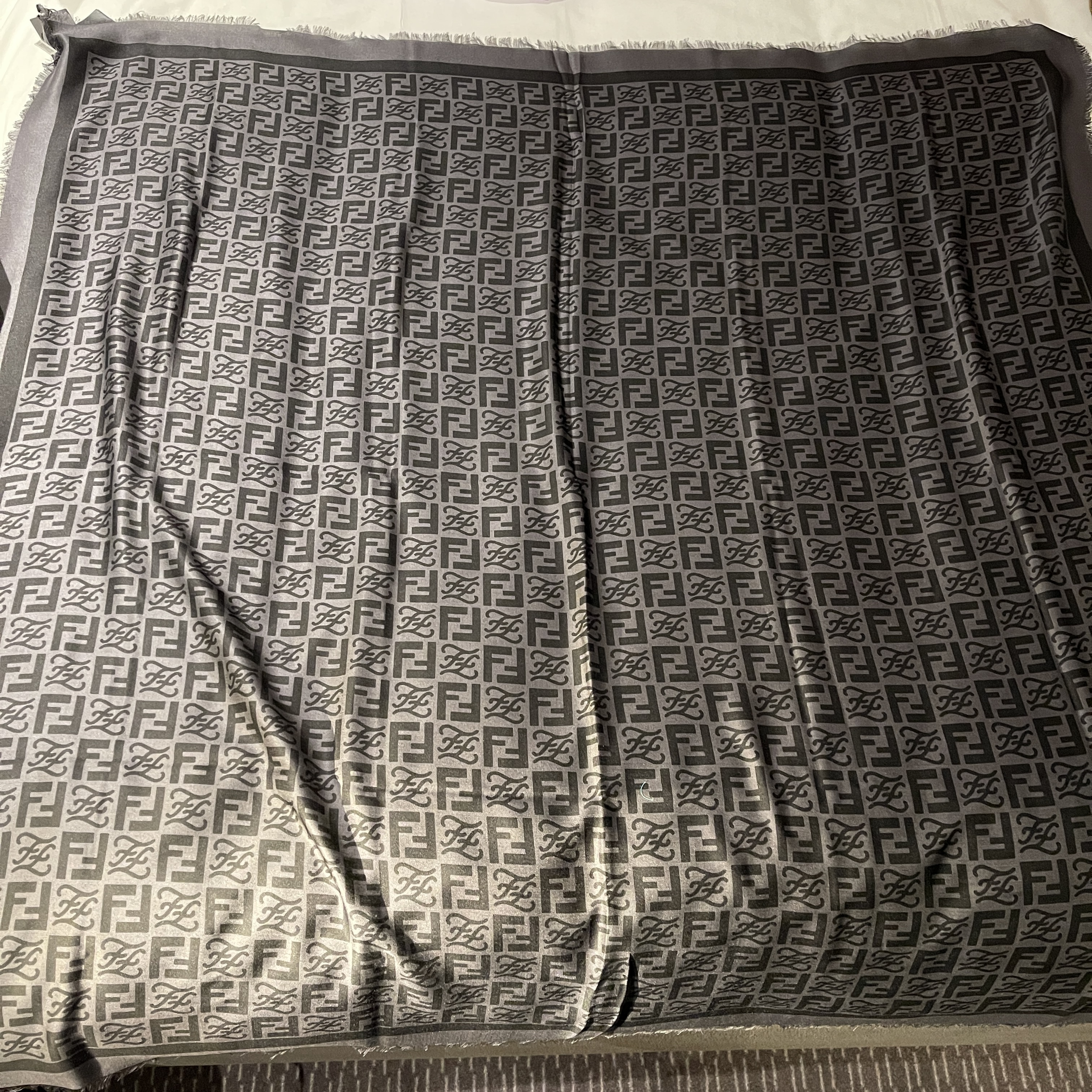 OTH-LLG0720-005 FENDI-FXS610AIJOF0D9B 120cm * 120cm 73% silk 27% wool【次品】 (A5)