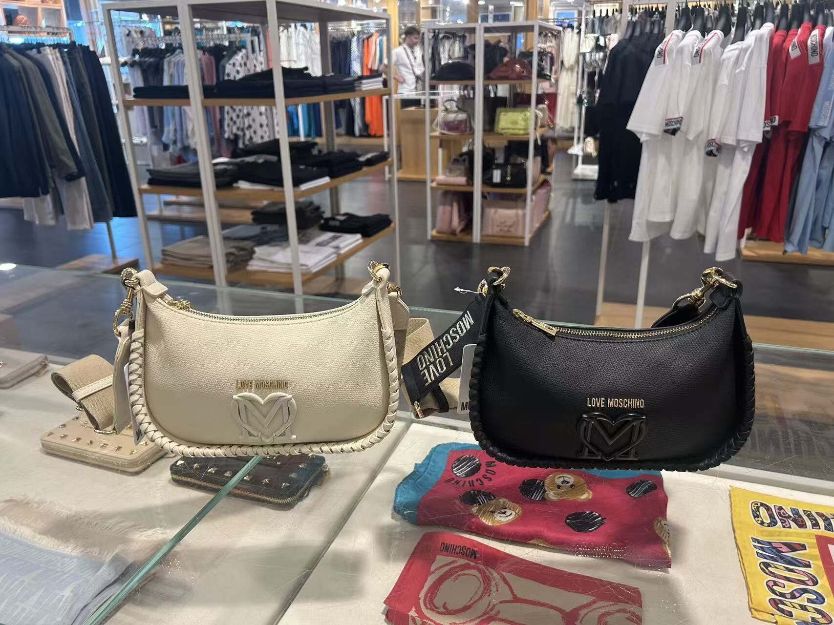 LYS02110 Love Moschino 粗肩帶斜孭袋