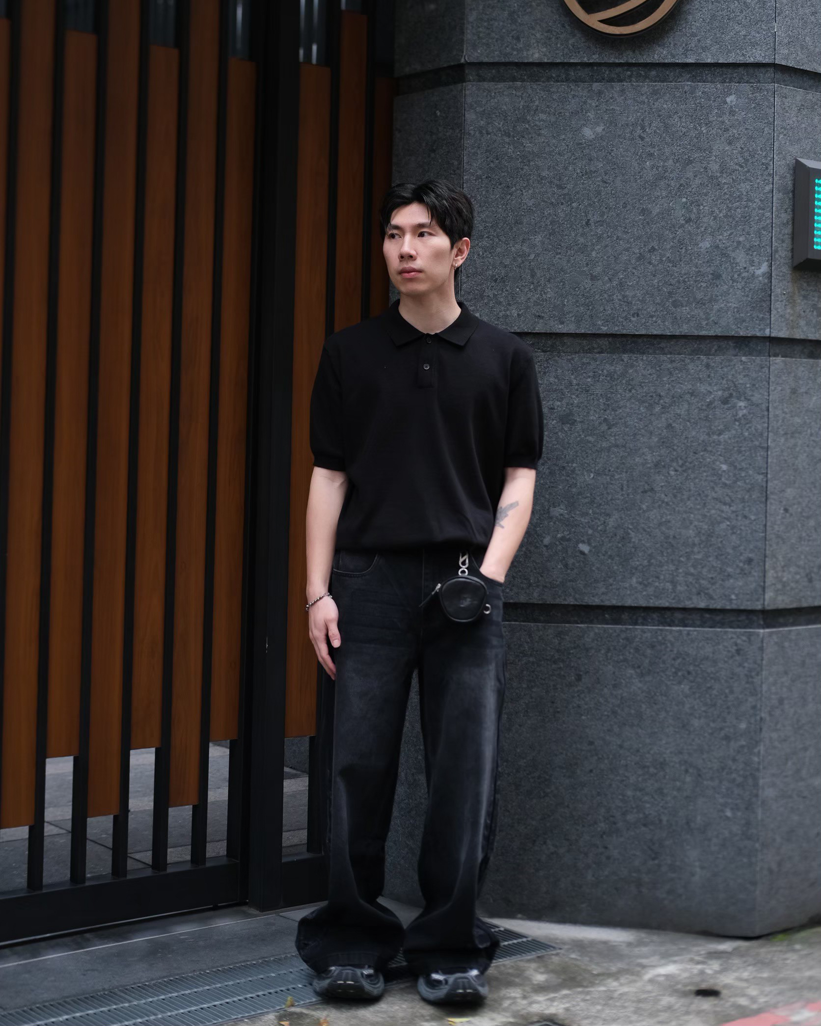 EDDIE LOOK 02