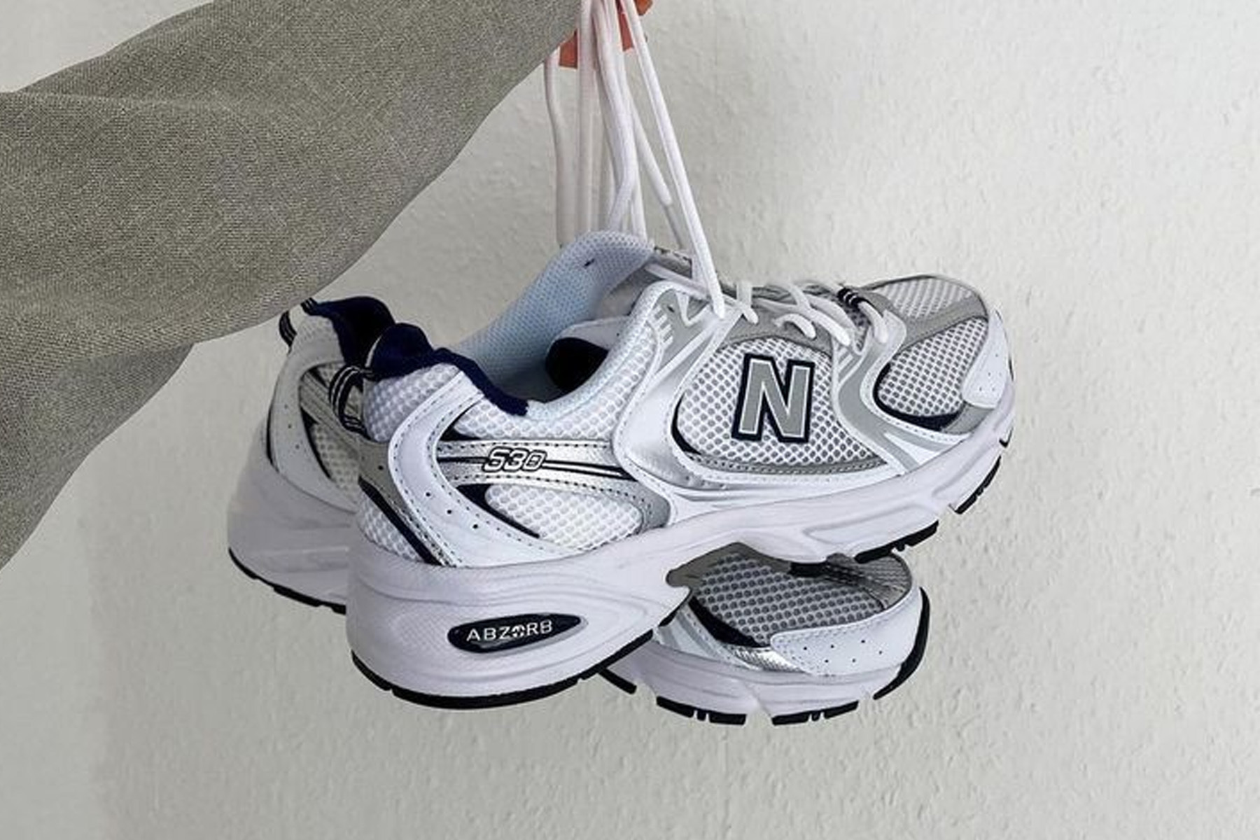 準備進行清潔保養的白色 New Balance 530 老爹鞋