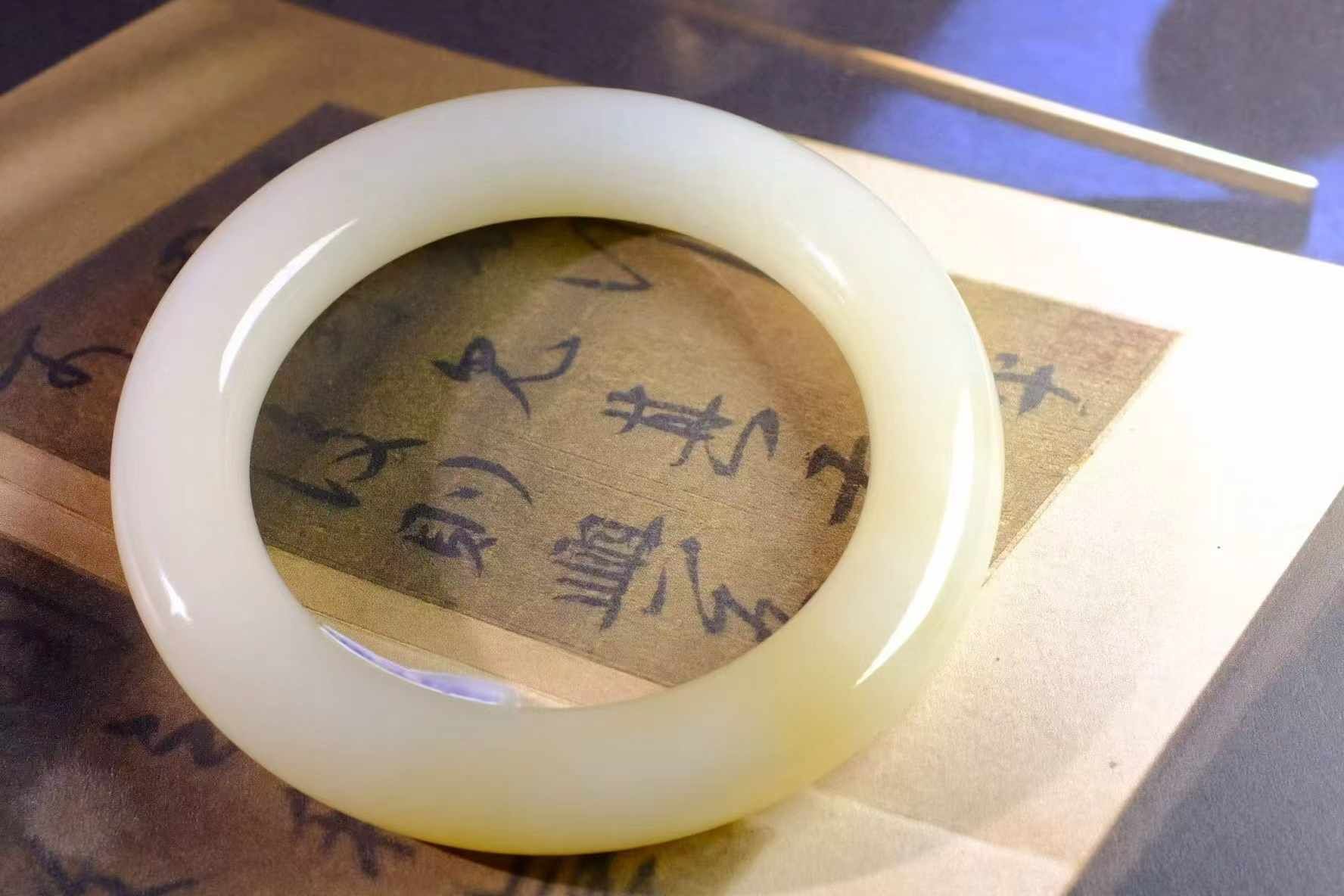 7979 58mm和田玉糖白粗圓條手鐲 (56-58)