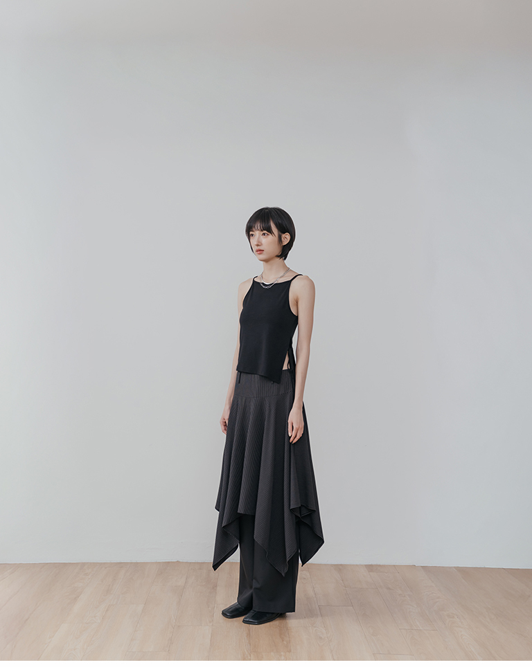 Side-slit strappy spaghetti shoulder vest - Black【01099577】in stock+pre-order