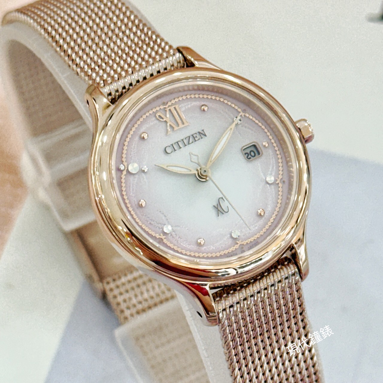 【CITIZEN 星辰】XC系列 花曜日限定款光動能腕錶 EW2638-56Z 28mm 現代鐘錶