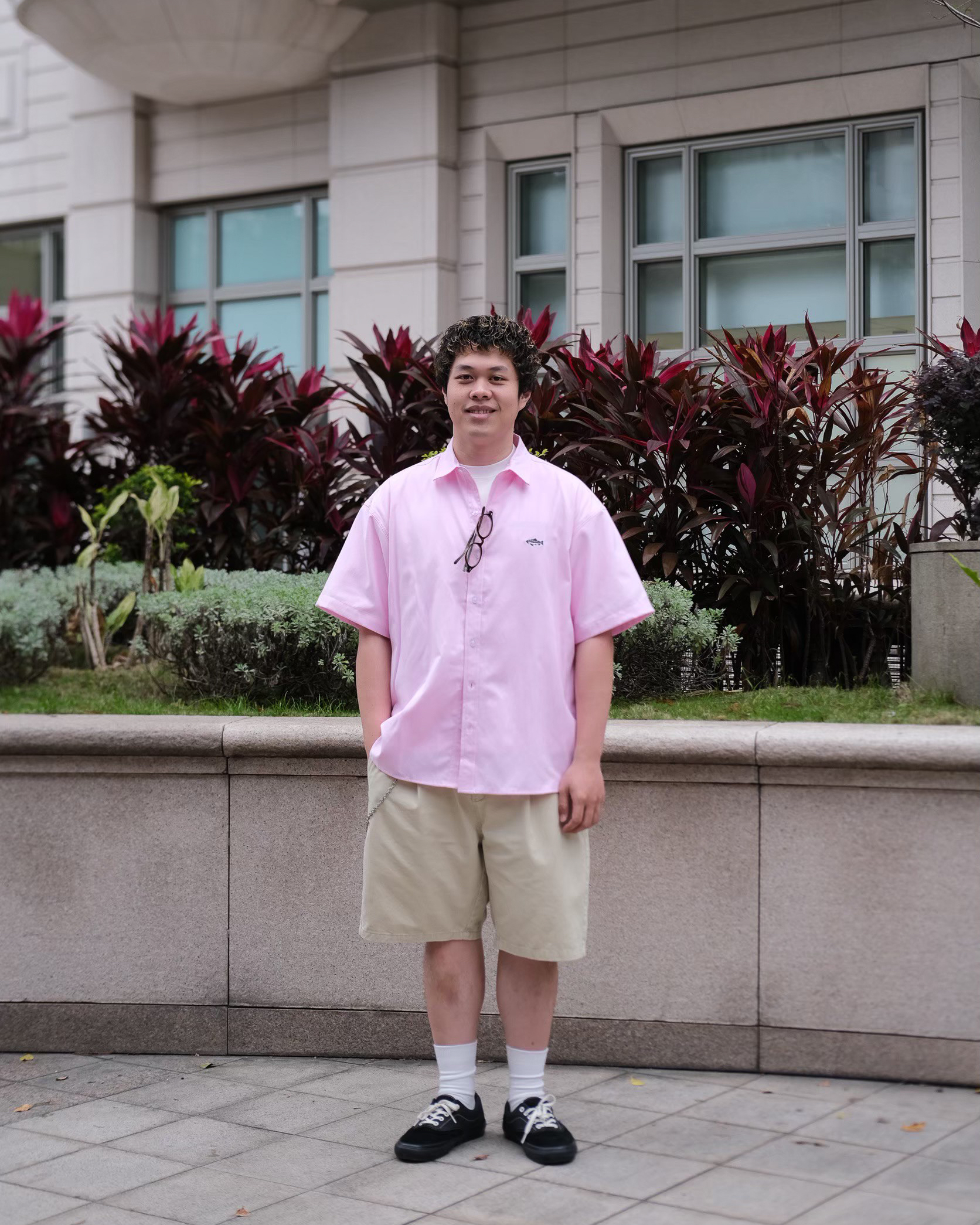EDDIE LOOK 01