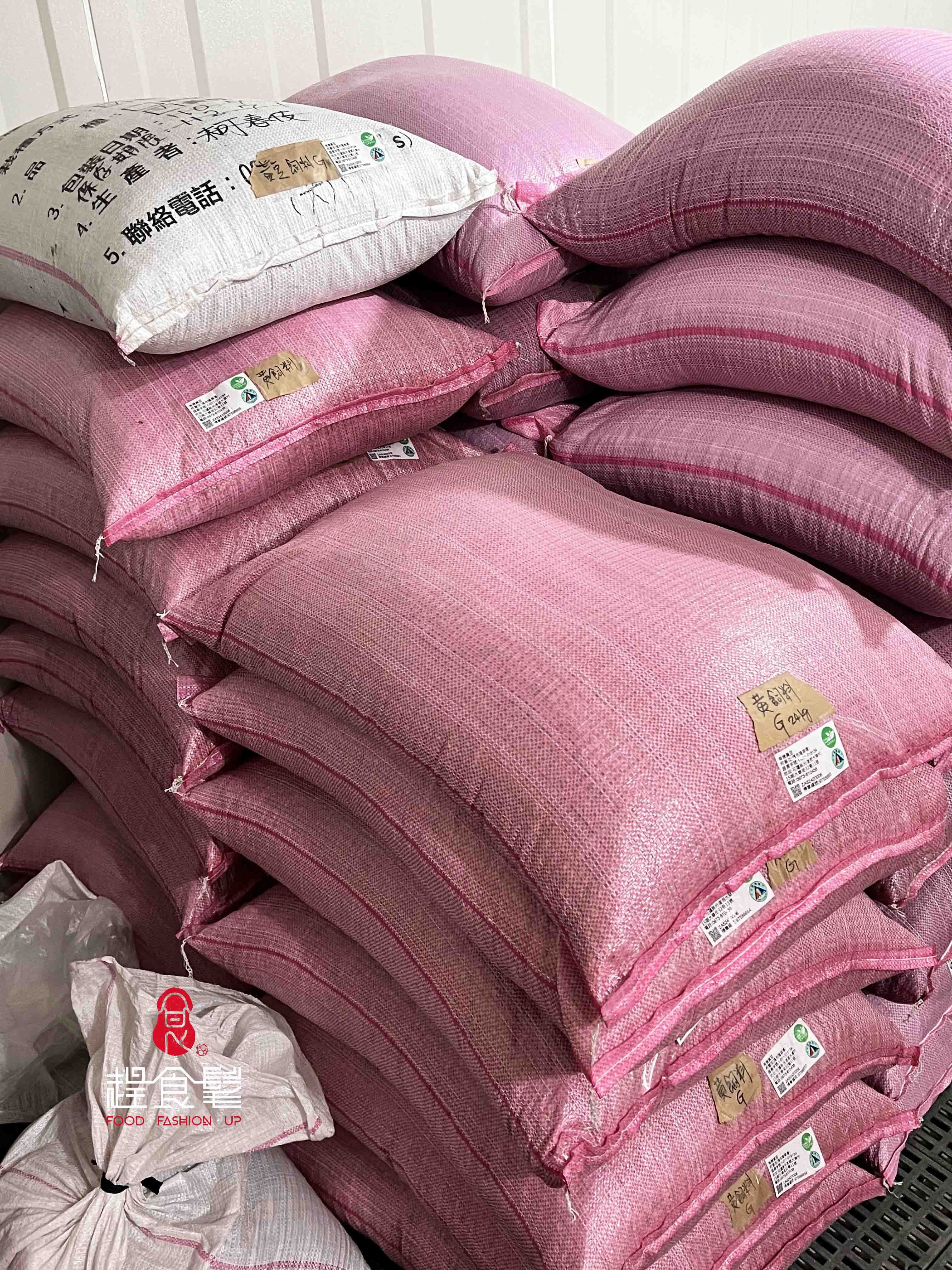農場倉庫內整齊堆放的多袋飼料原料 (有機玉米和大豆),全程冷鏈保存,袋身附有來源與有機驗證標示,呈現飼料管理與食安追溯_振羽ZHENYU有機蛋_趕食髦