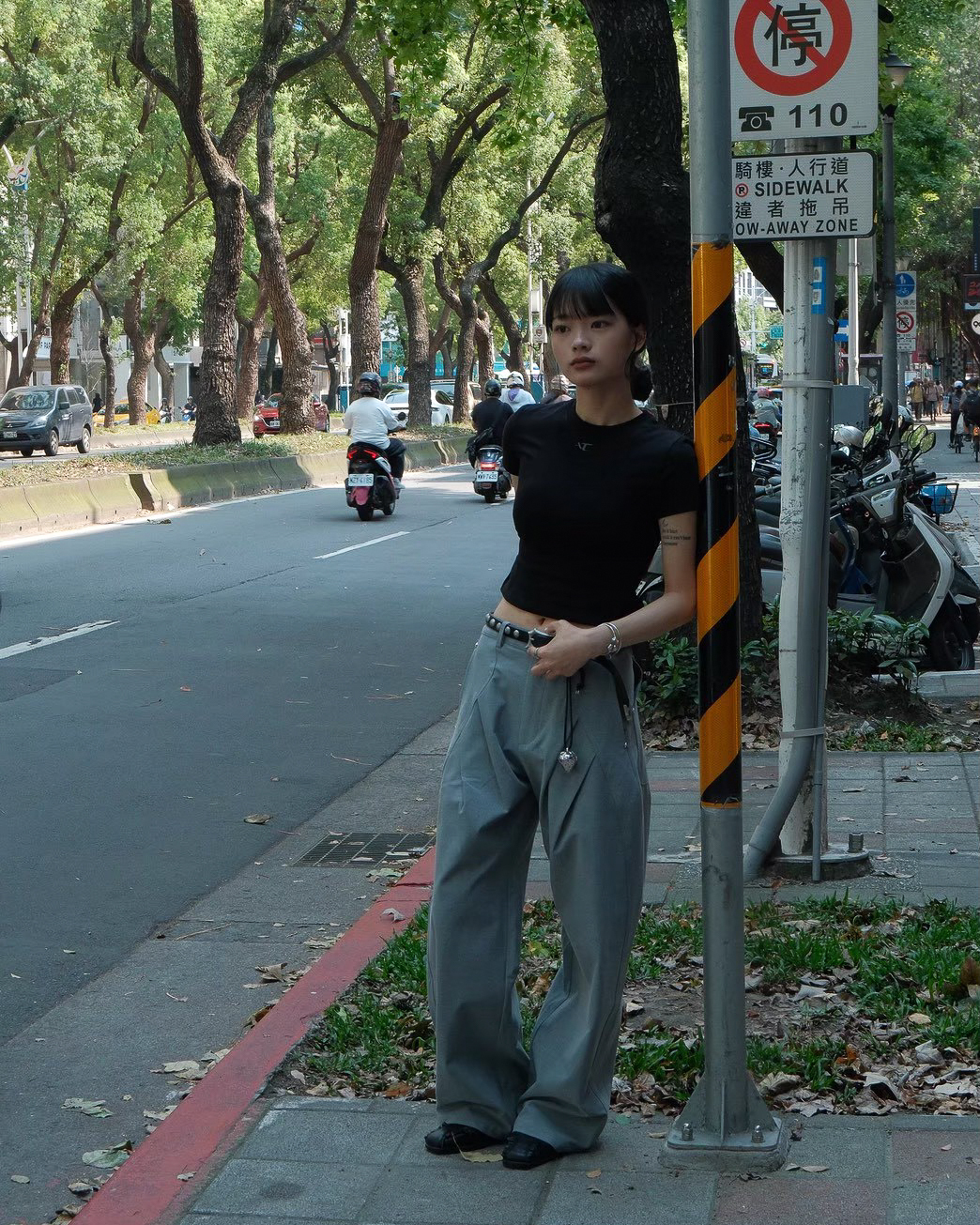 EDDIE LOOK 01