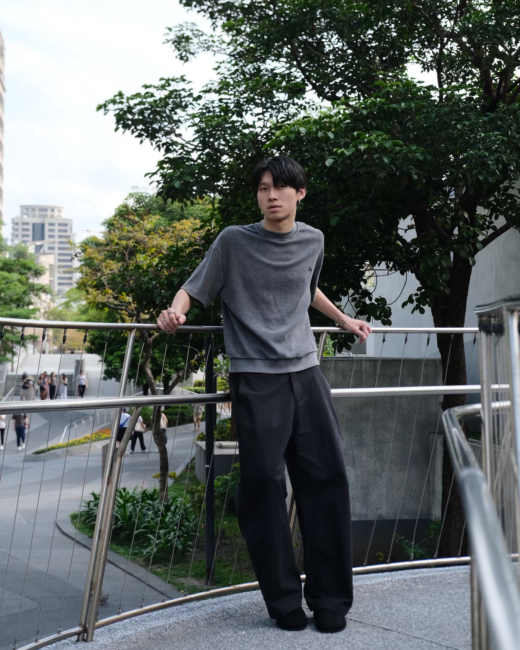 EDDIE LOOK 01