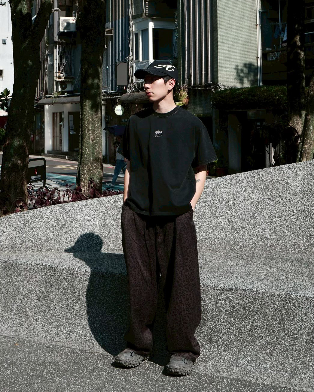 EDDIE LOOK 01