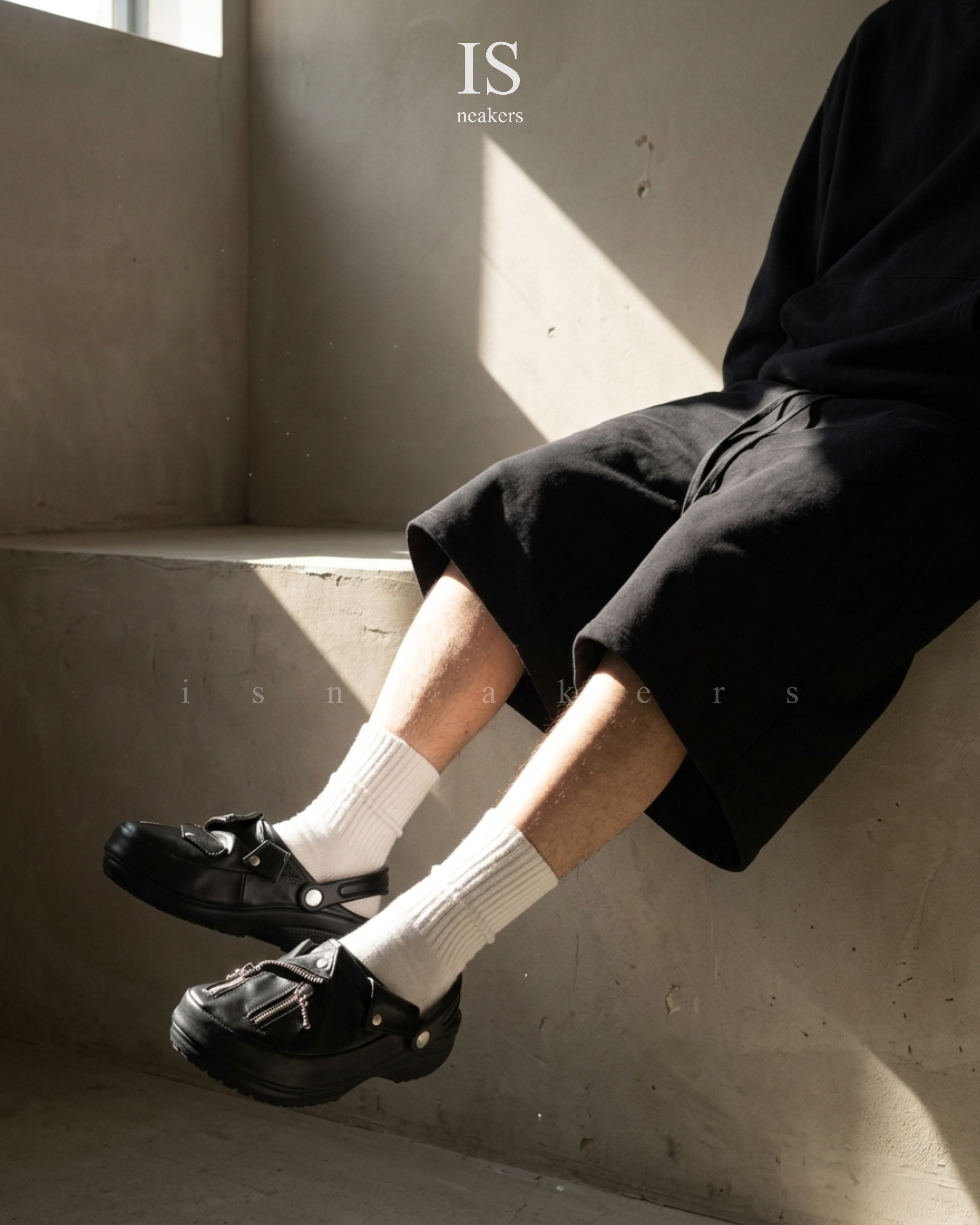 iSNEAKERS｜Beams x Crocs Classic Clog "Leather Riders" 皮革黑 210582-001