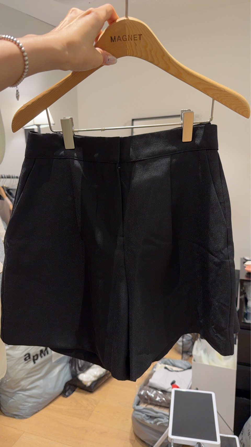 MN6408 黑色打摺短褲 *特價貨品不設退換*