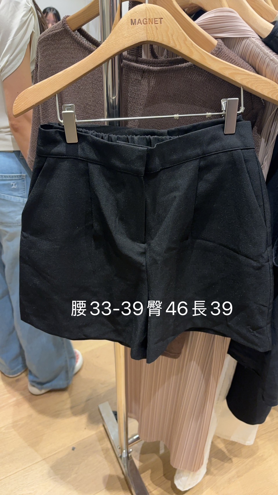 MN6408 黑色打摺短褲 *特價貨品不設退換*