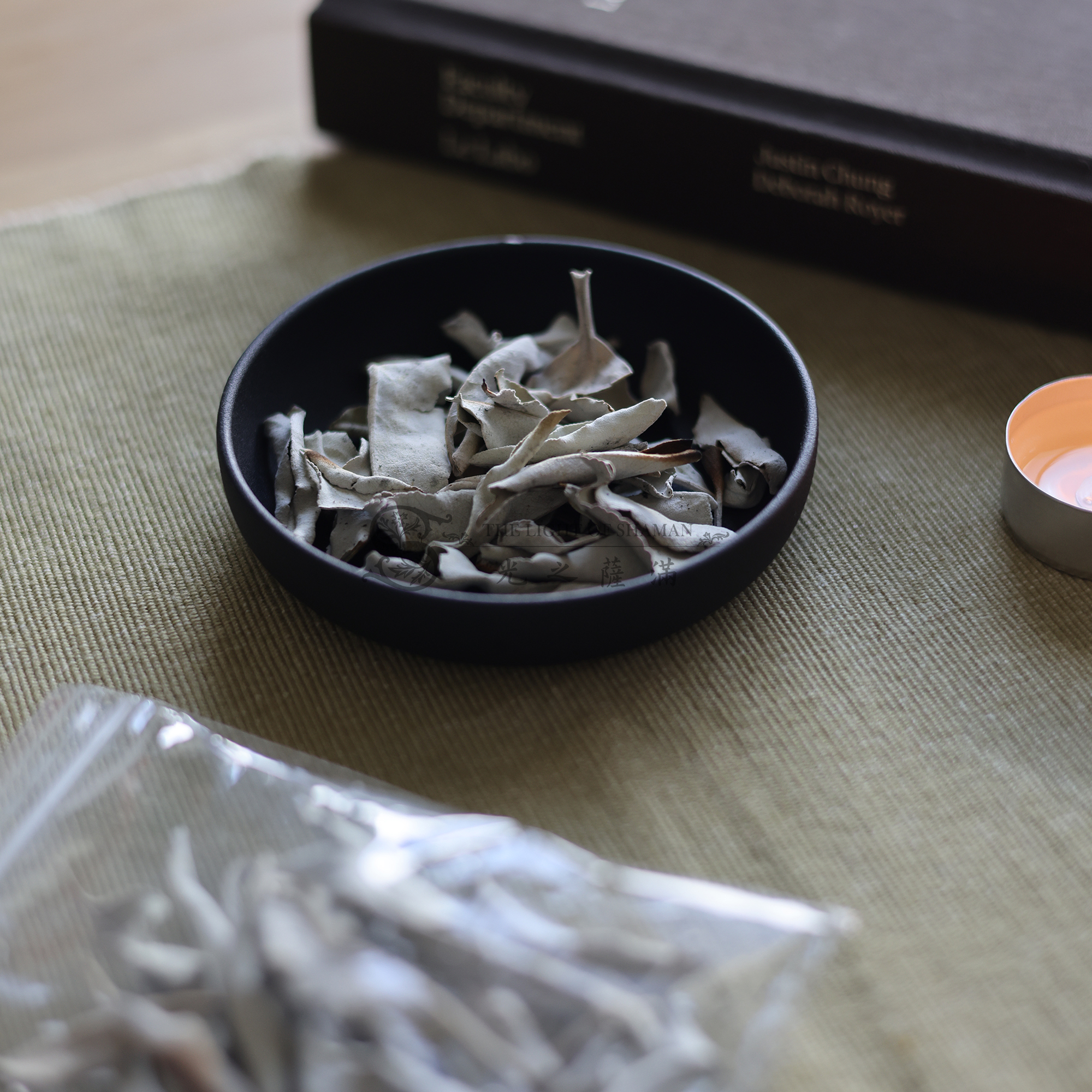 諸事不順・運勢卡關｜淨化重整組• 白鼠尾草（10克小包）→基礎淨化 • 聖木（1根）→ 穩定氣場 • 杜松線香（1管）→ 外層防護 - 光之薩滿