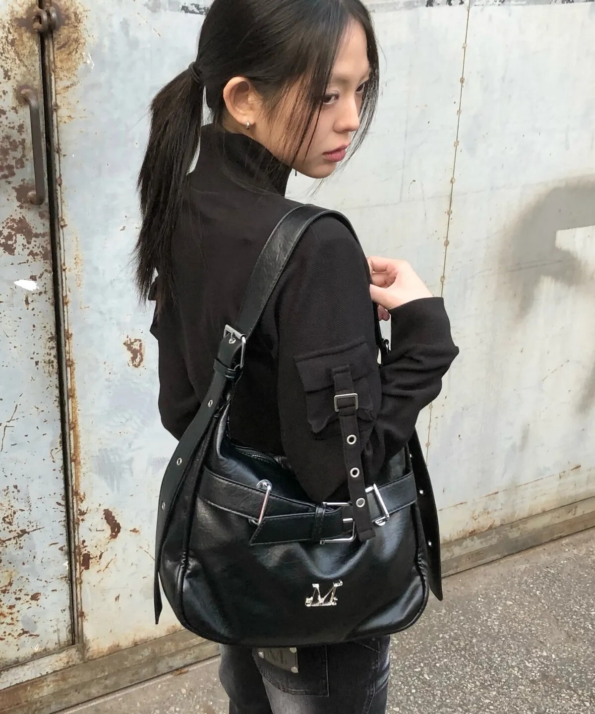 【OWN】Mucent 側背包 單肩包 金屬 皮革 皮帶 經典 男女通用 黑色