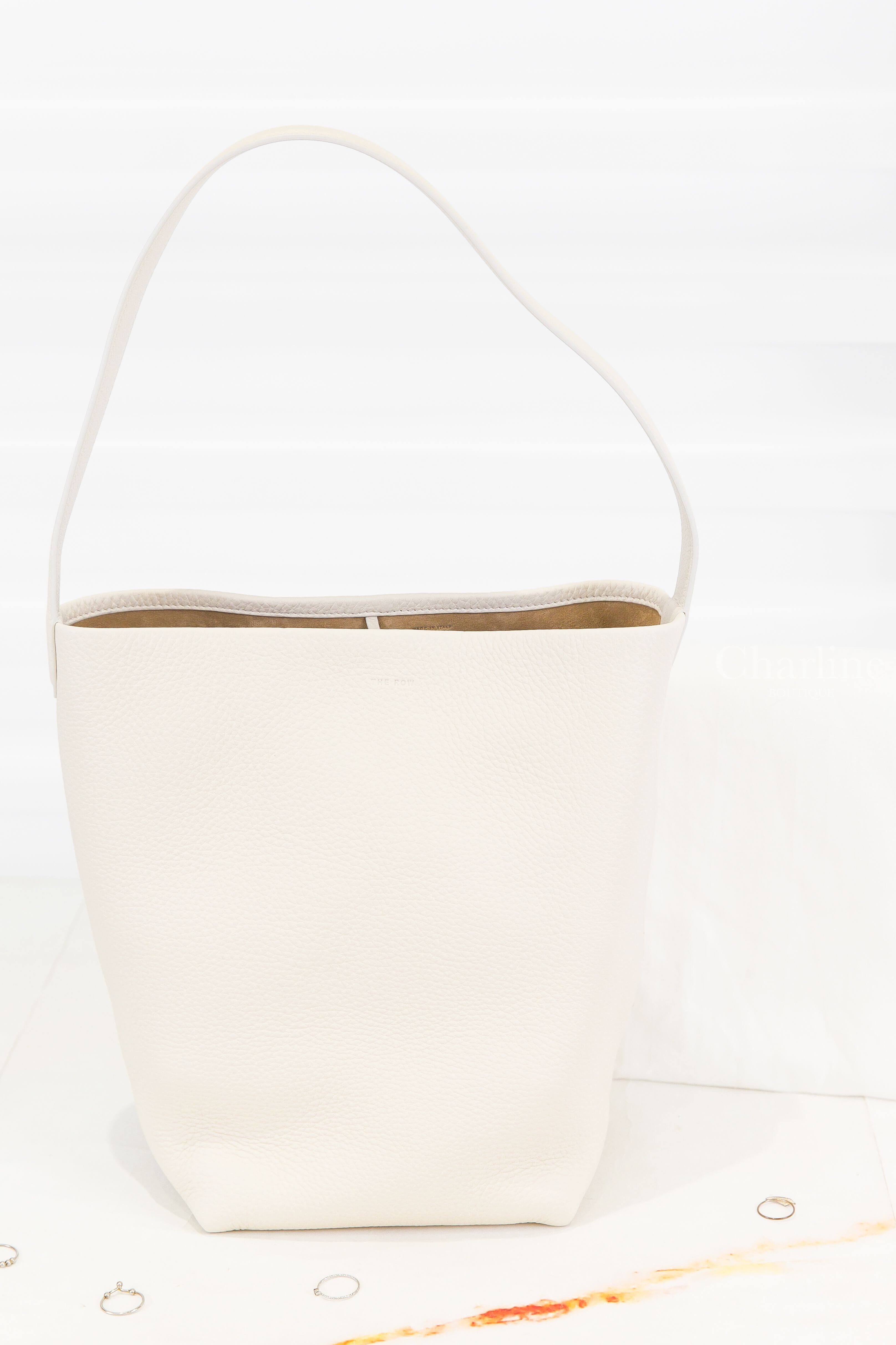 The Row Medium N/S Park Tote Bag 象牙白中型小牛皮壓紋同色字母手提肩背包-Charline Boutique 精品代購