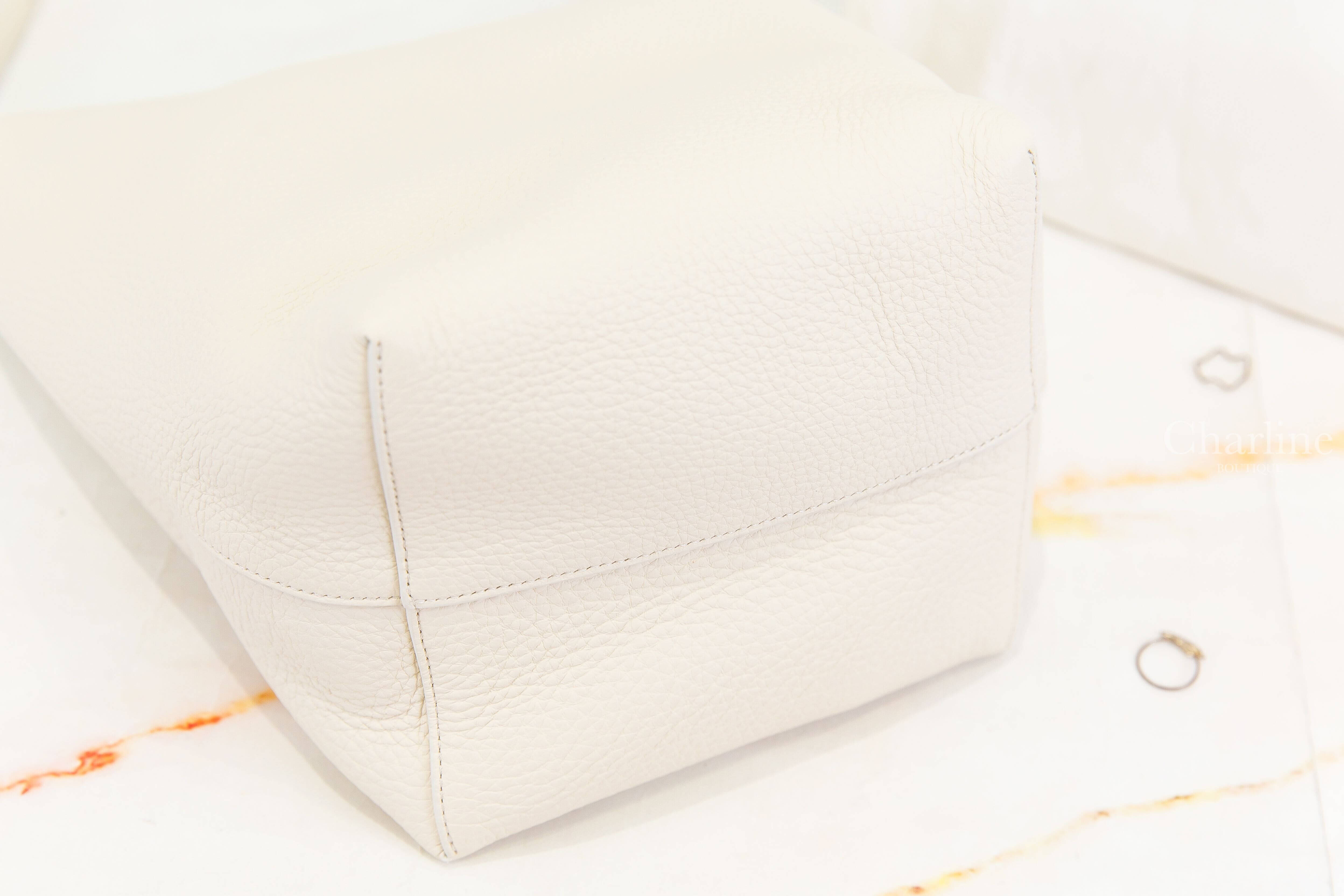 The Row Medium N/S Park Tote Bag 象牙白中型小牛皮壓紋同色字母手提肩背包-Charline Boutique 精品代購