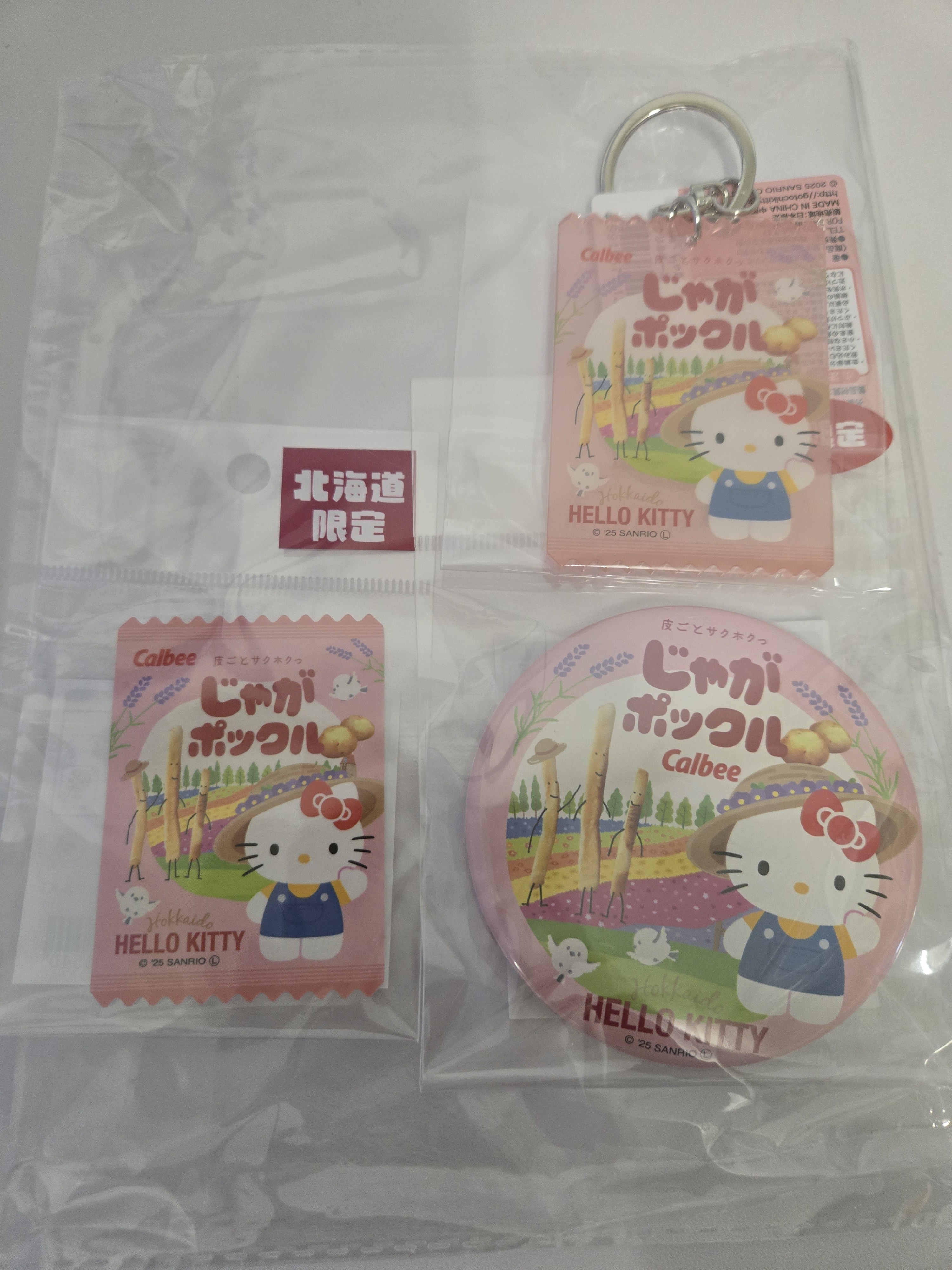 アクリルキーホルダー&ステッカー&缶バッジ SET Sanrio X Calbee X Hokaiido