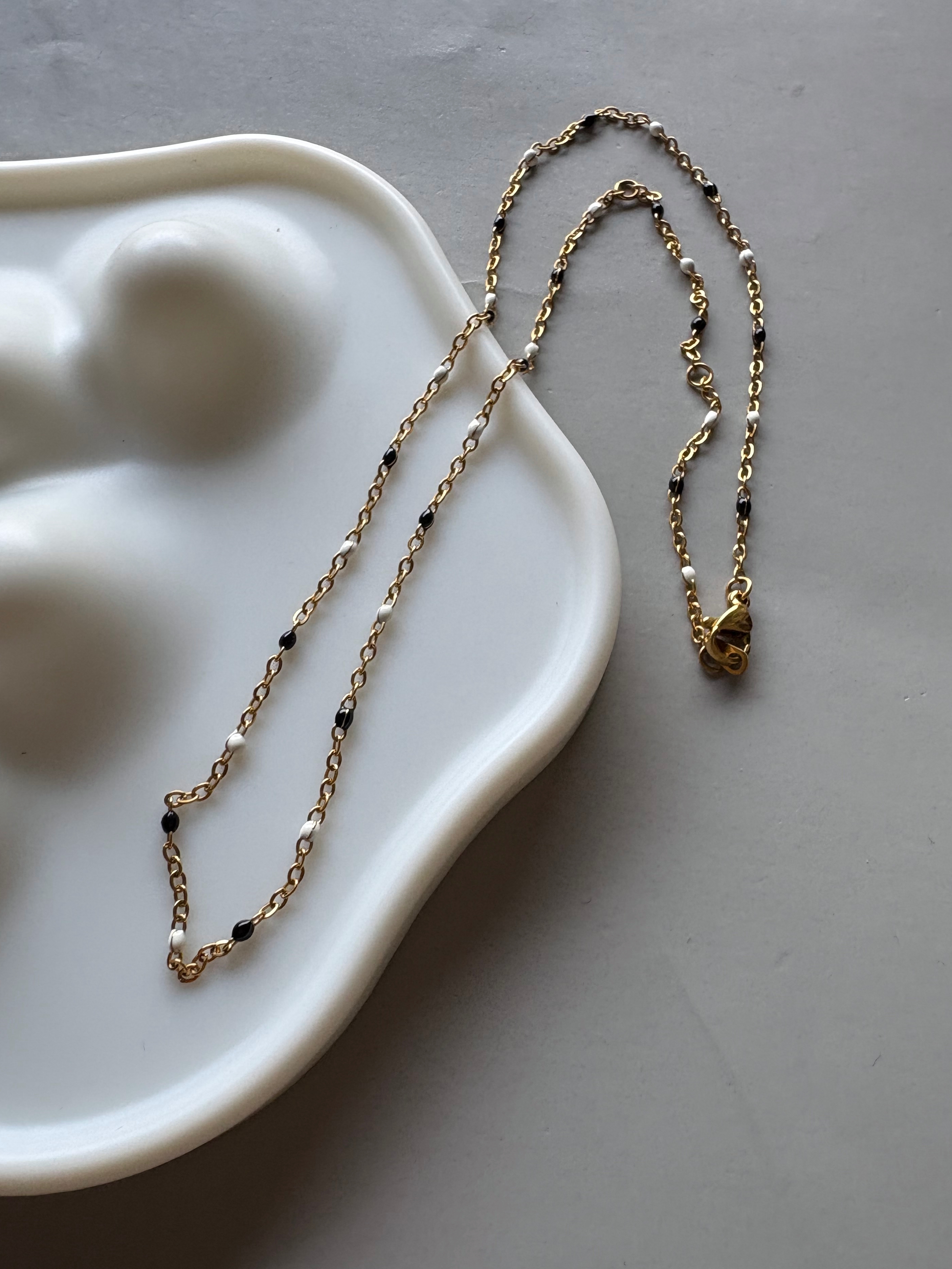 monochrome beads gold necklace